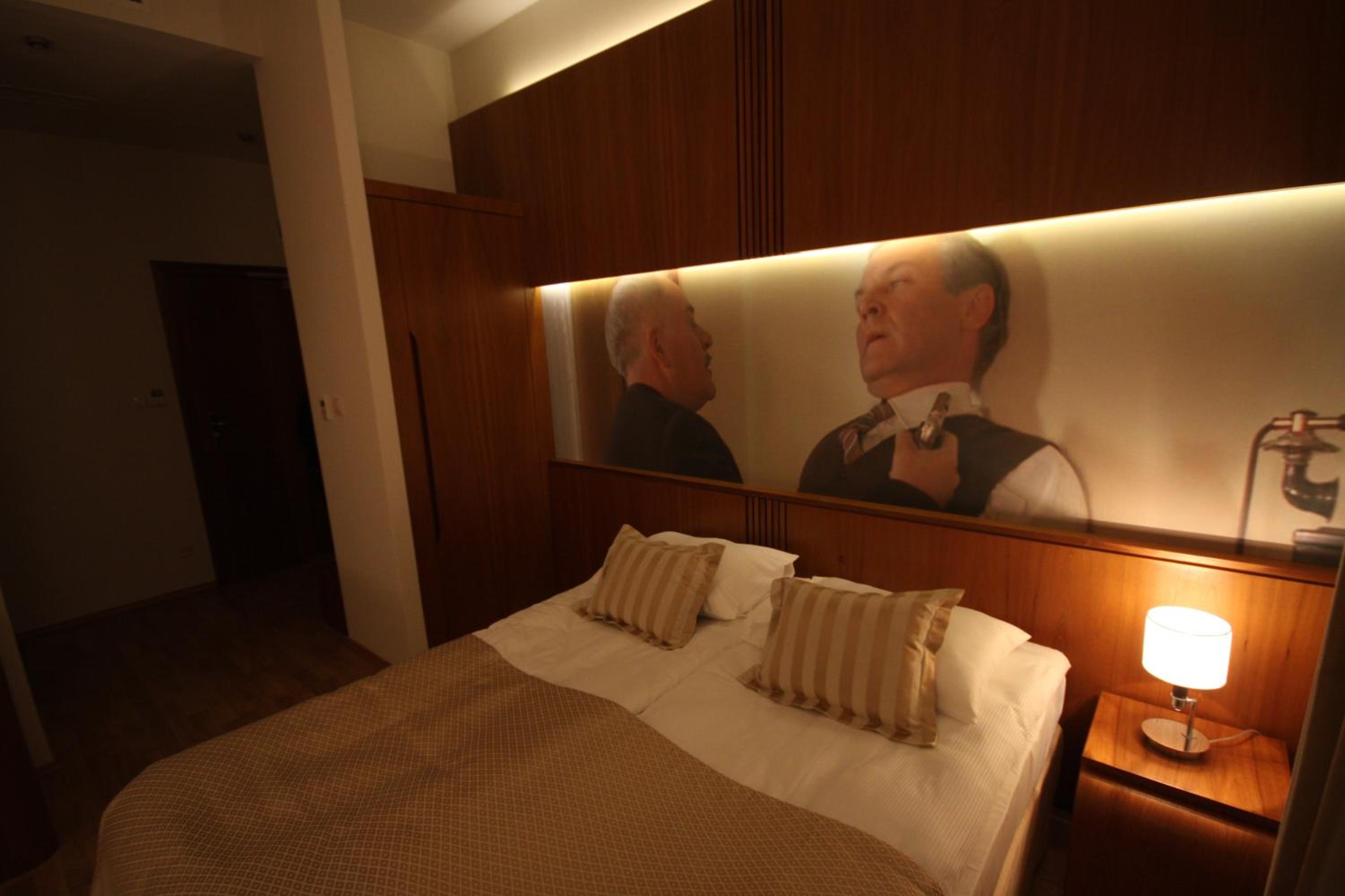 Standard King Room - Photo 11