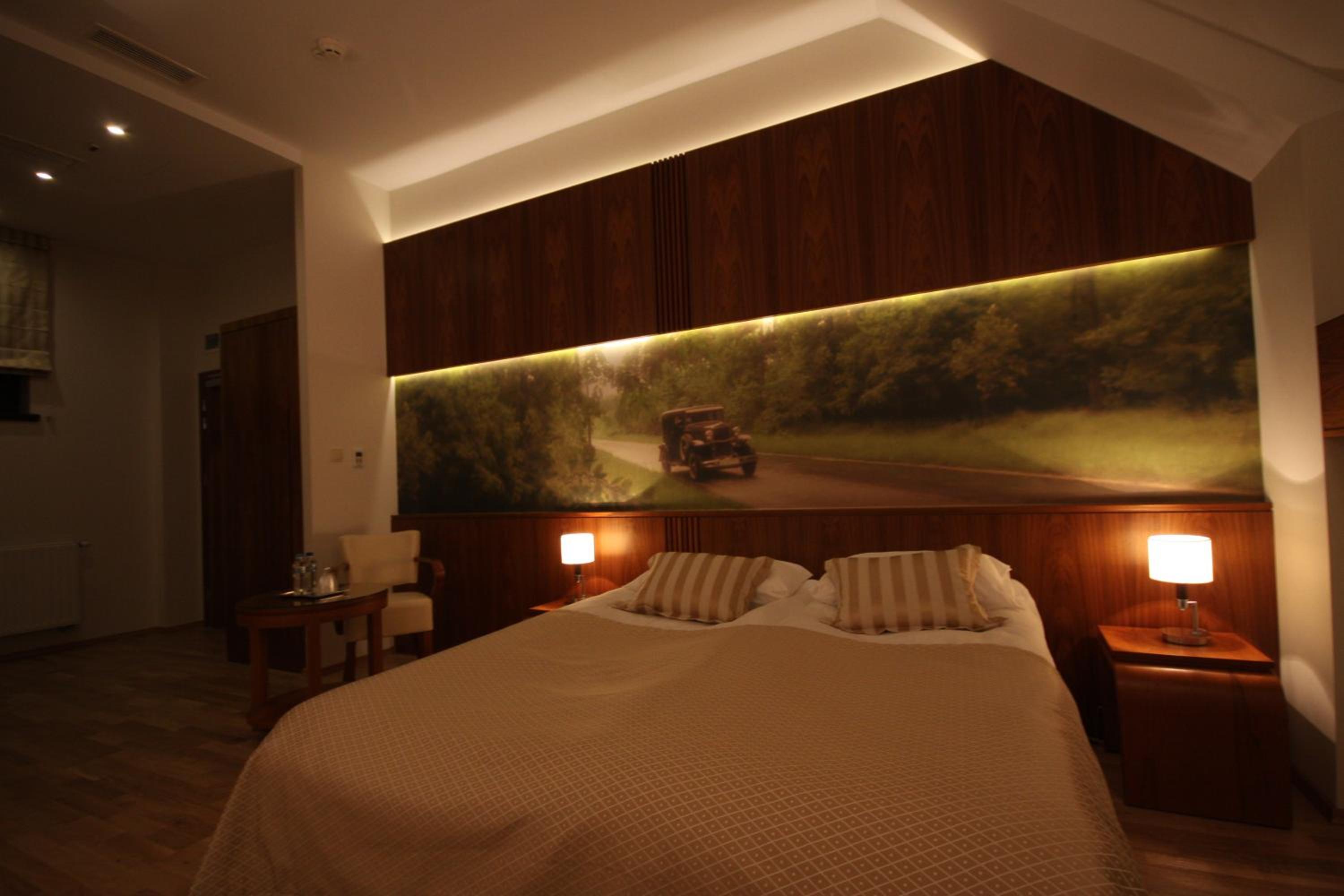 Standard King Room - Photo 10