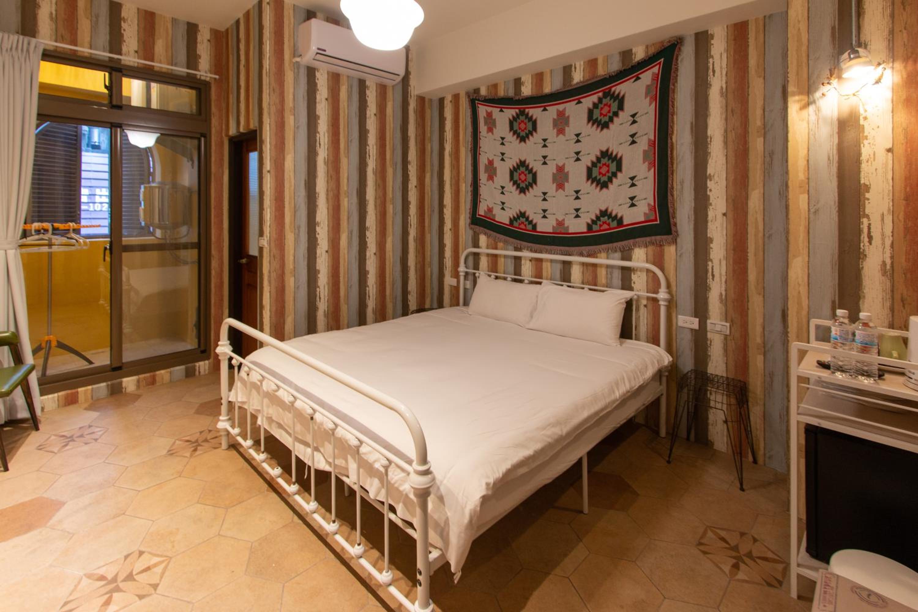 Queen Room With Street View With Balcony photo 2