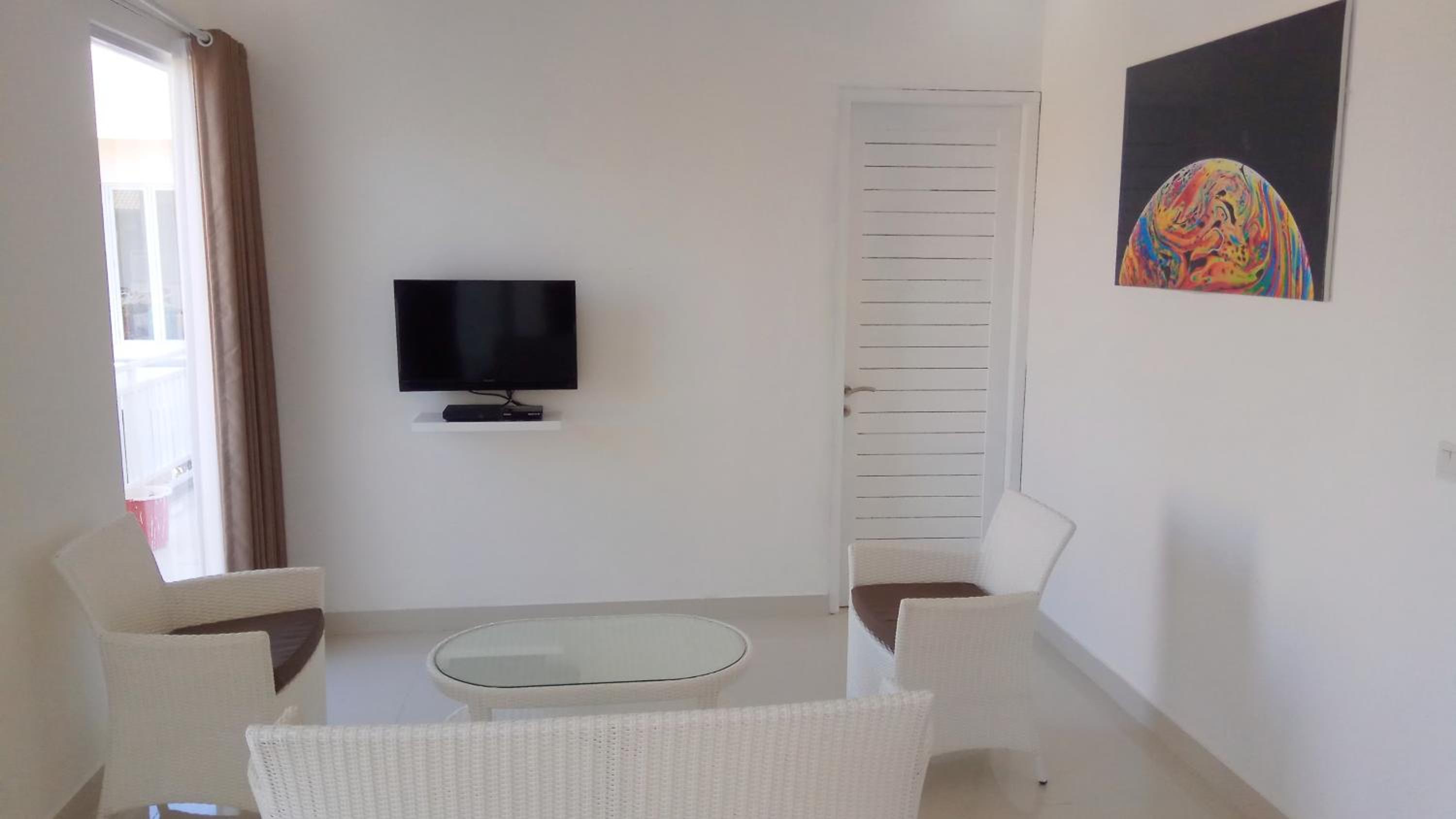 One-Bedroom Apartment - Photo 3