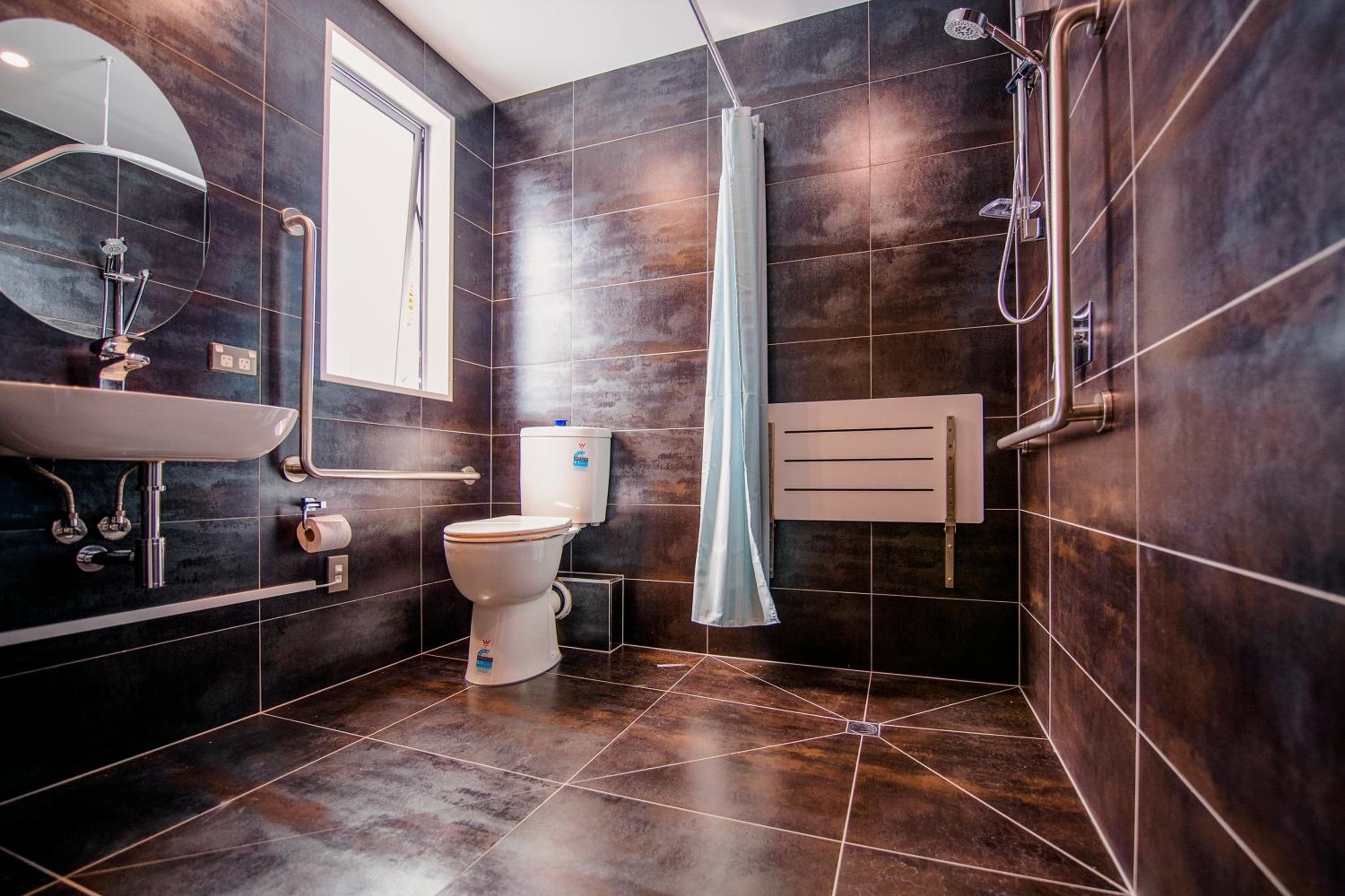 Deluxe King Room - Disability Access - Photo 5