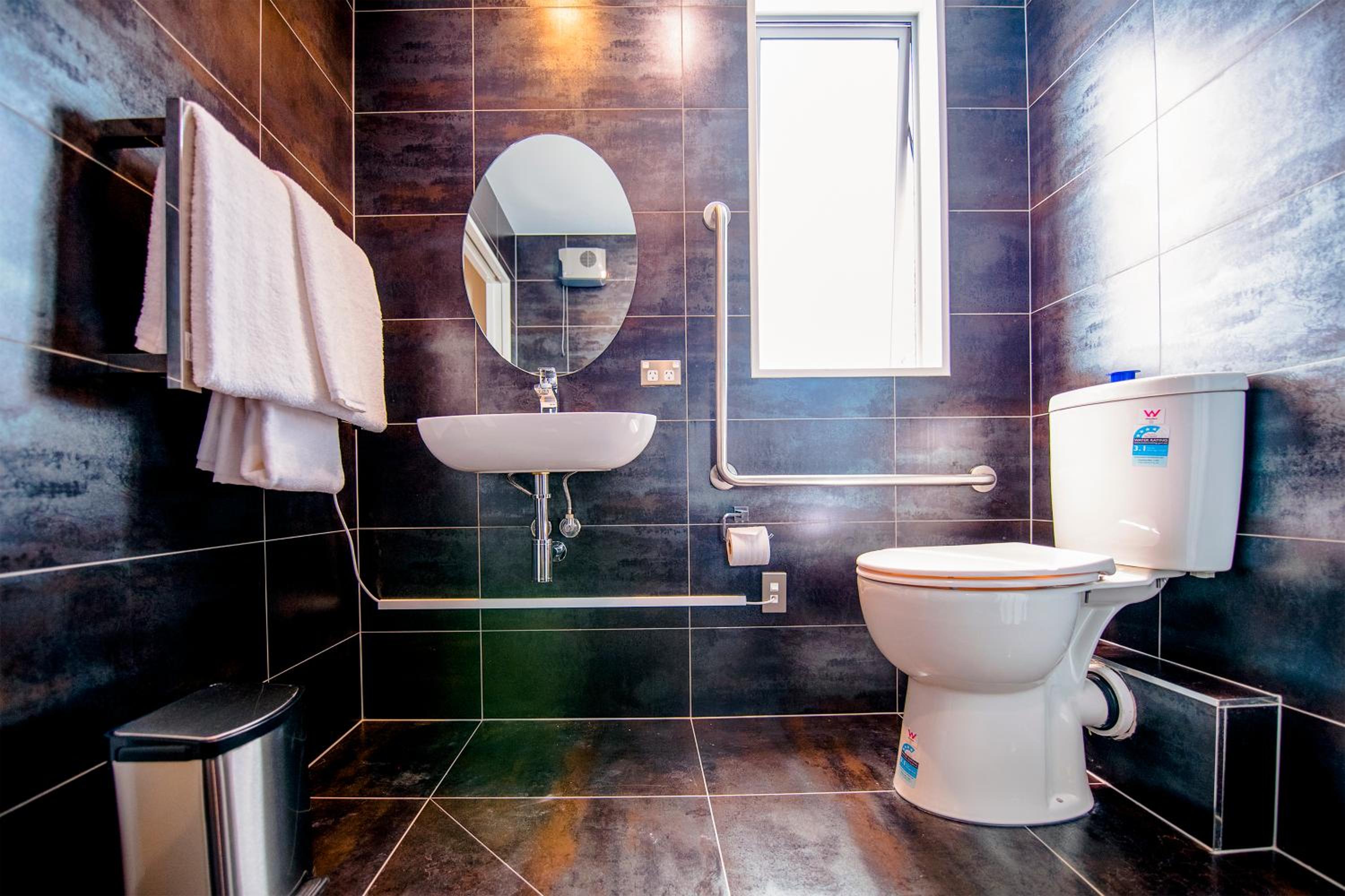 Deluxe King Room - Disability Access - Photo 4