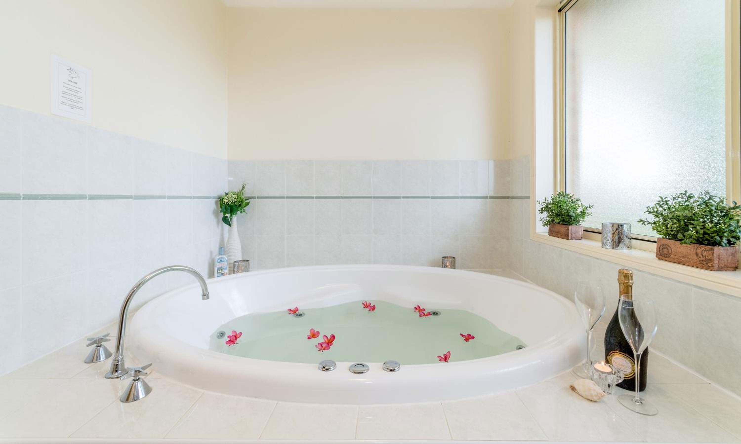 Deluxe Suite with Spa Bath photo 2