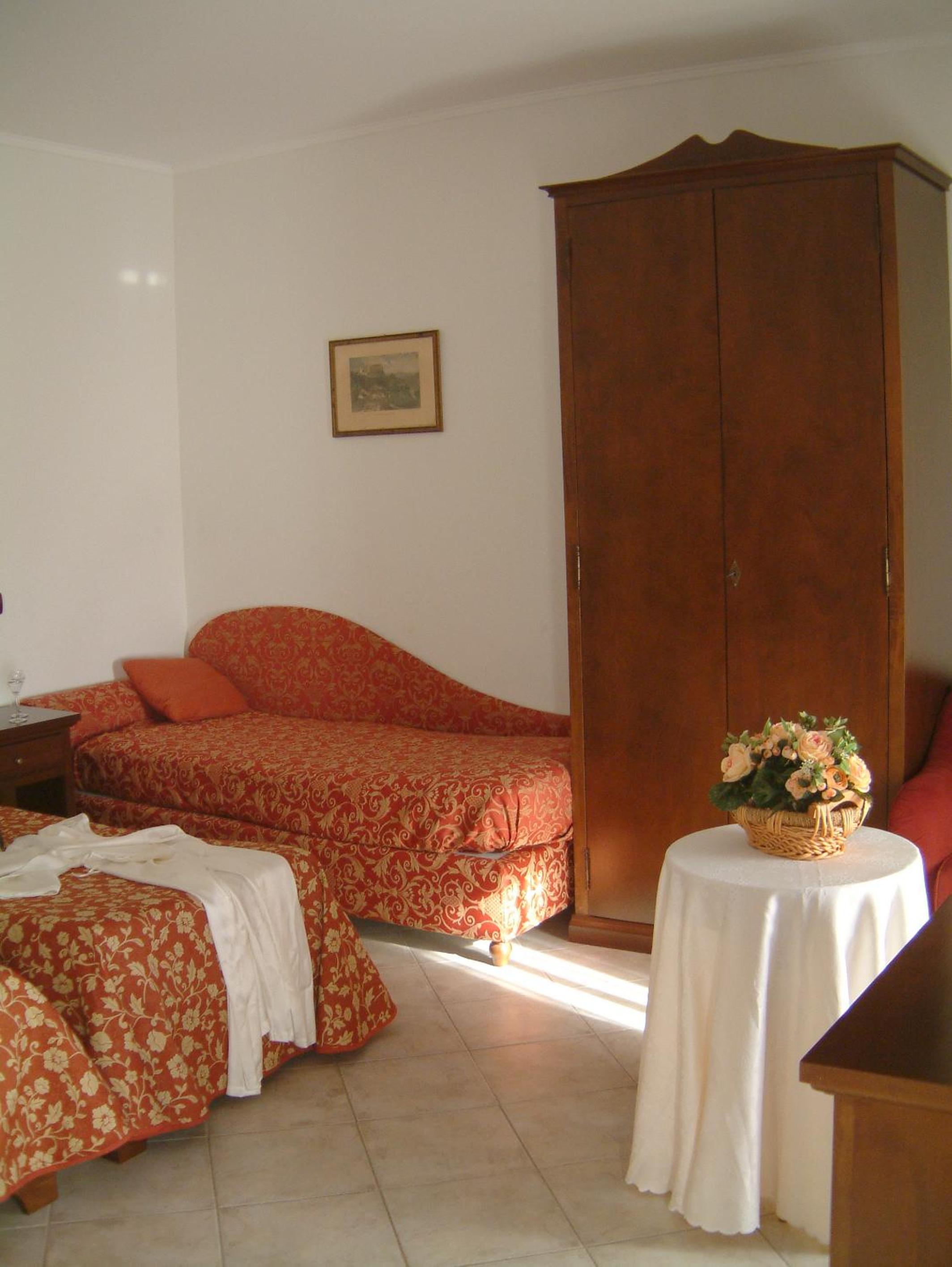 Classic Quadruple Room - Photo 5