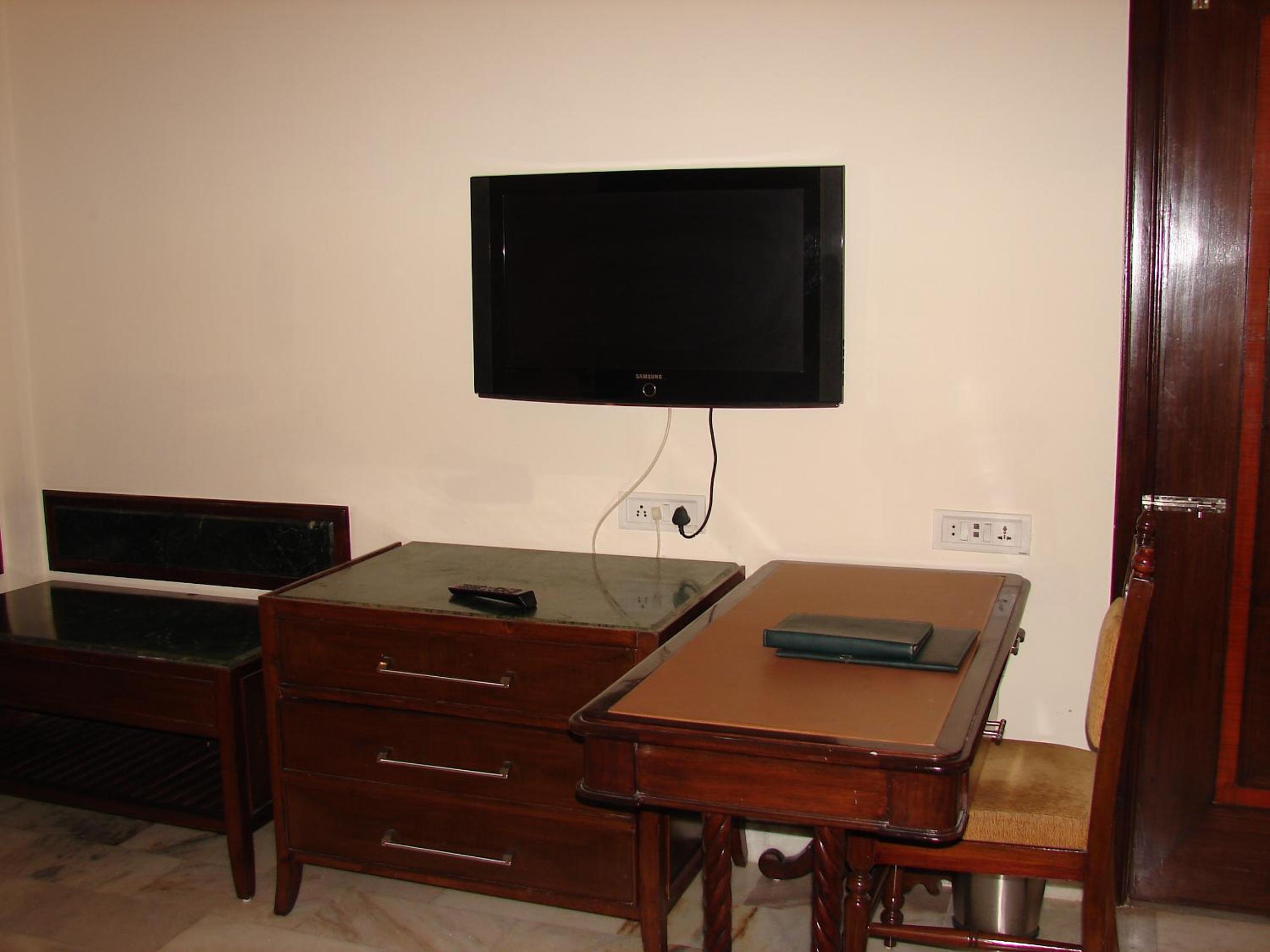 Suite - Photo 1