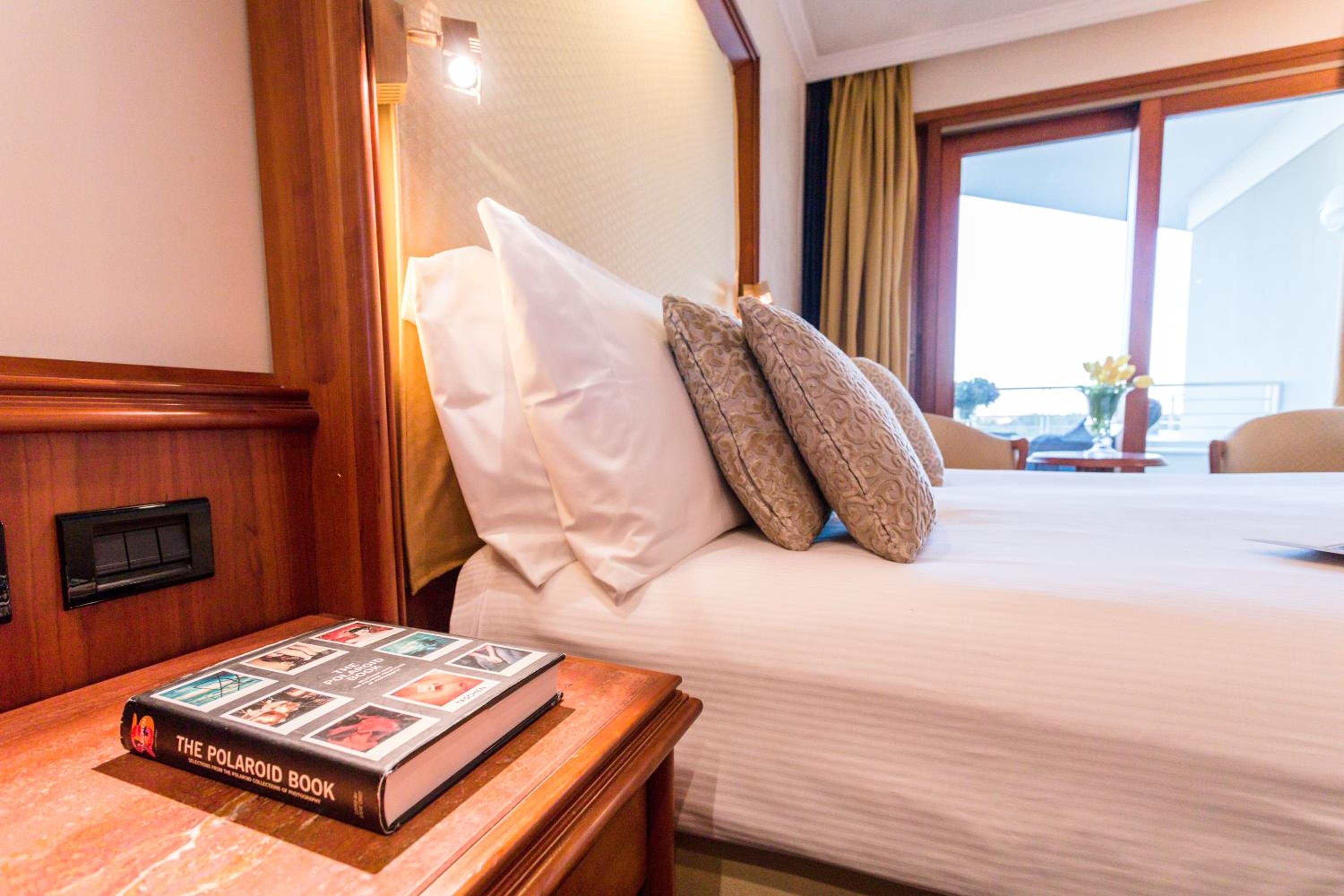 Standard Twin Room with Pool Access - Photo 2
