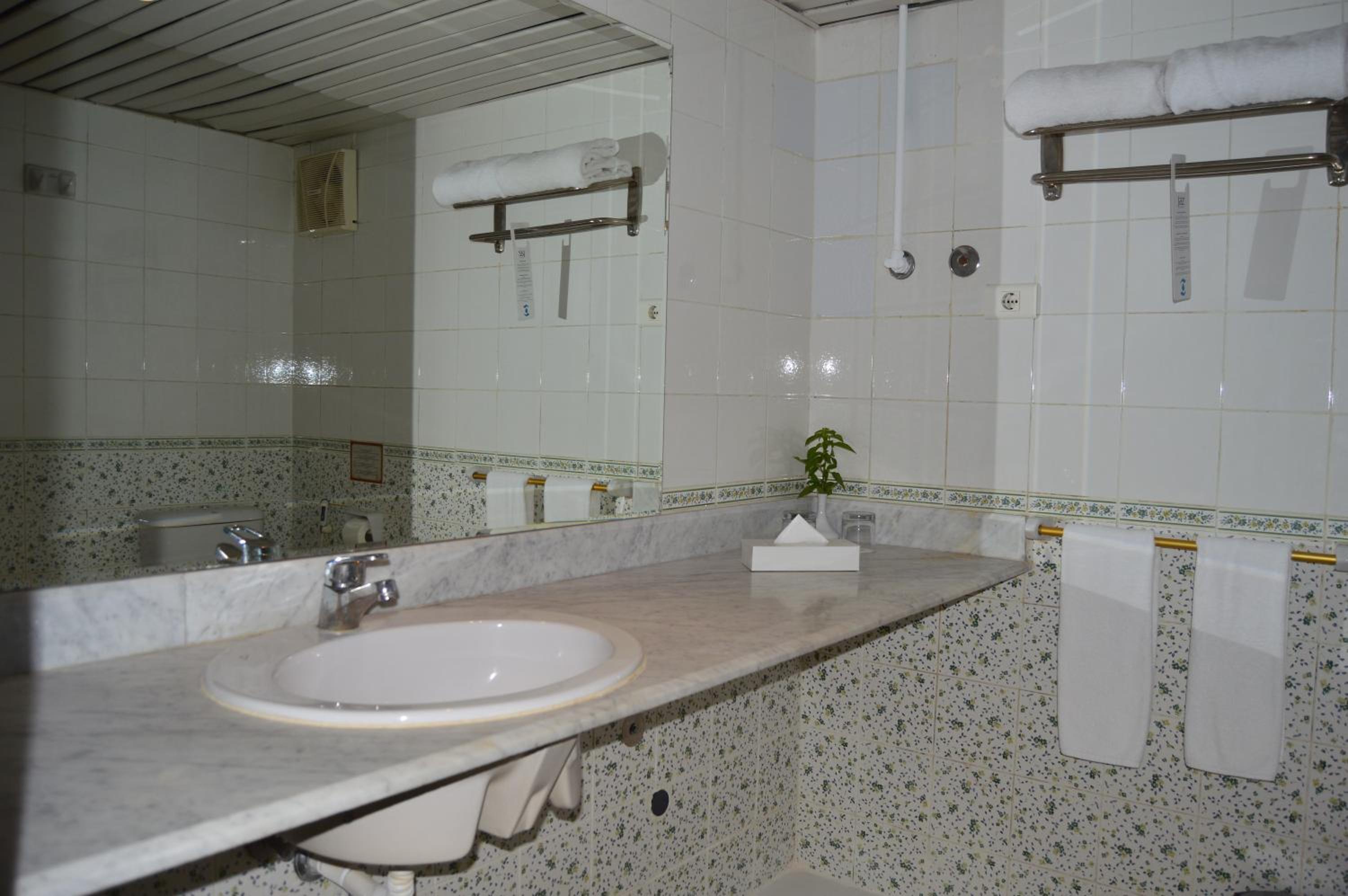 Standard, Queen or Twin Bed, Bay View