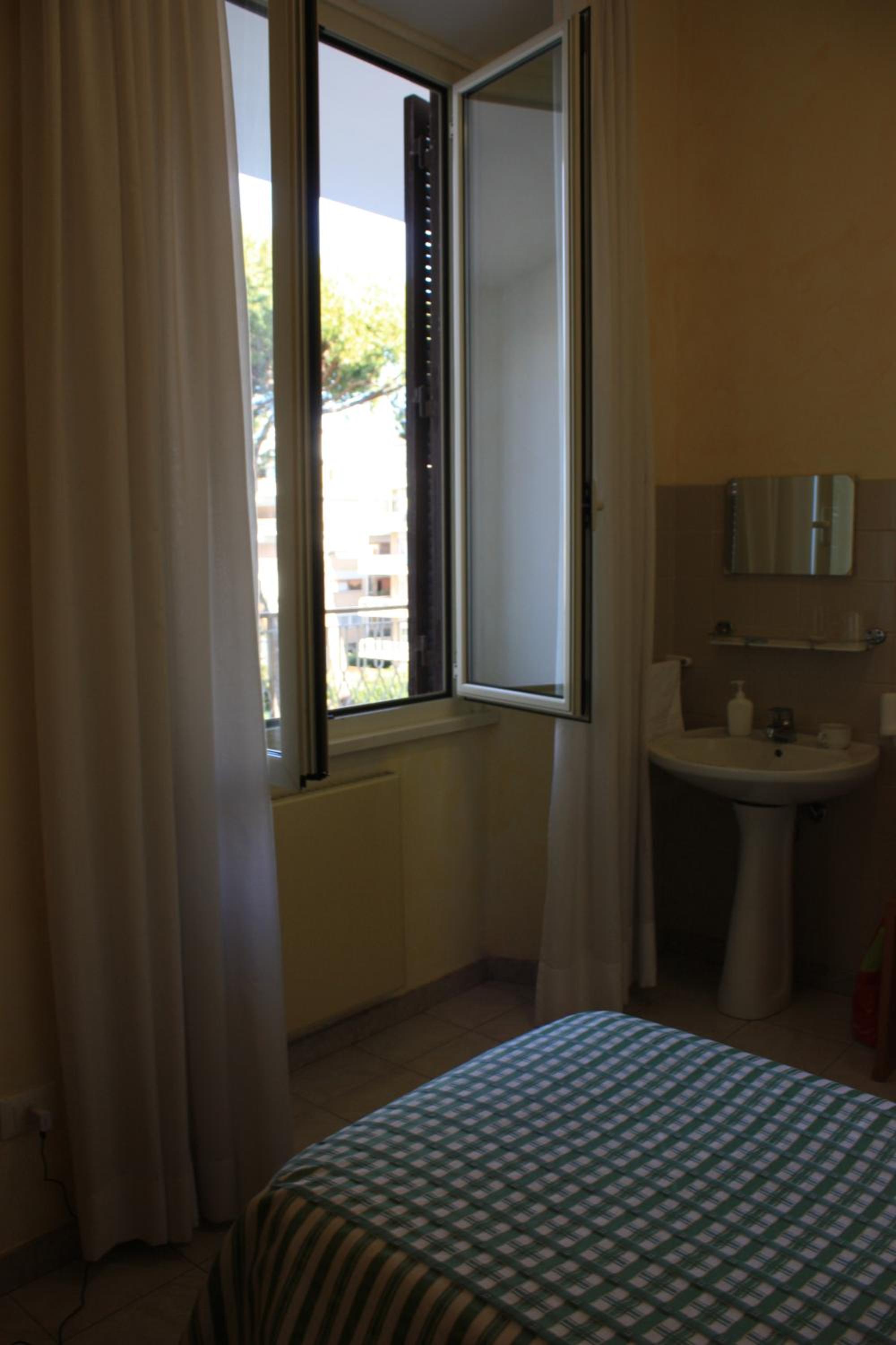 Single Room with Shared Bathroom photo 3