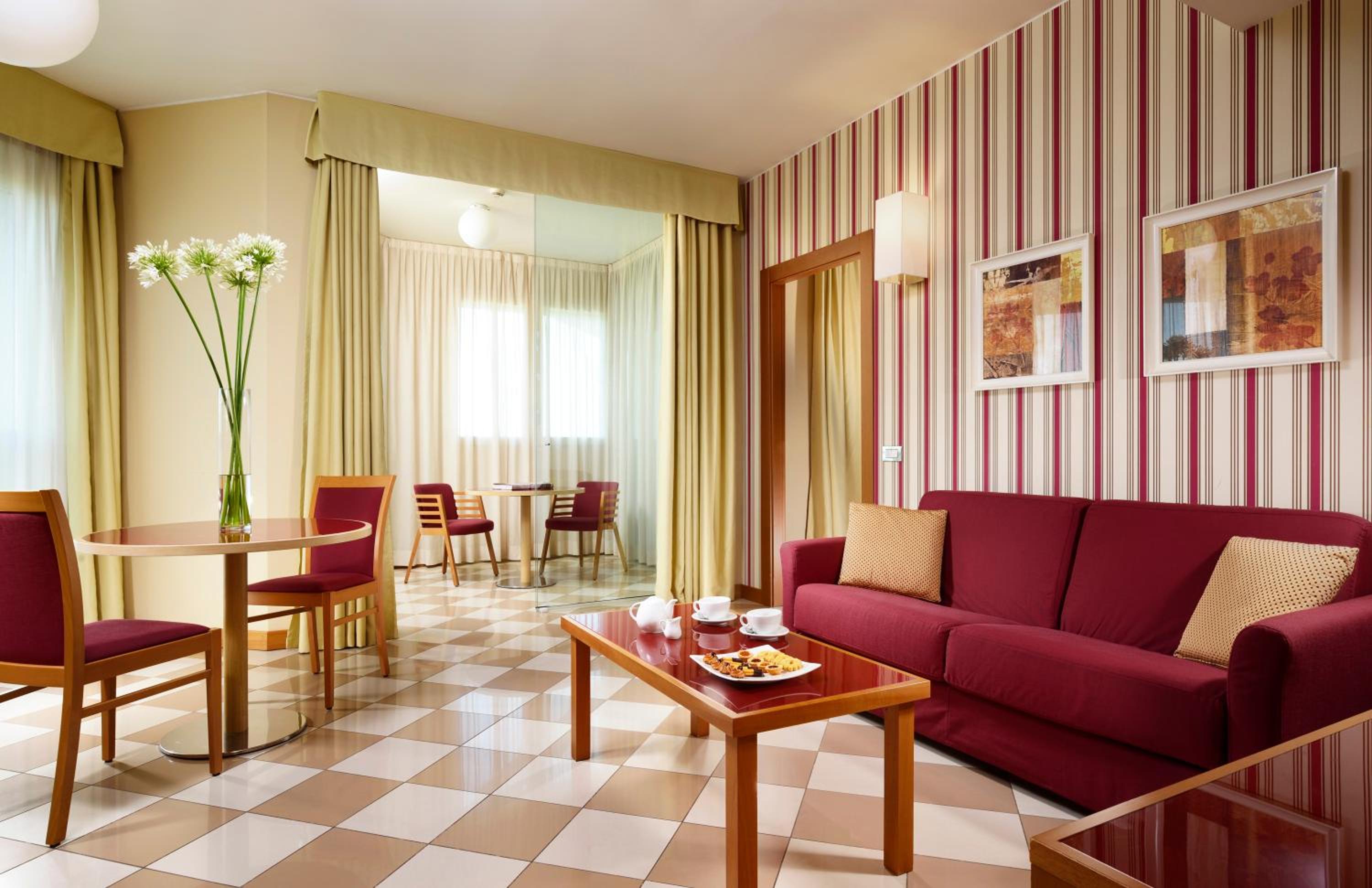 Superior One-Bedroom Apartment thumbnail 5
