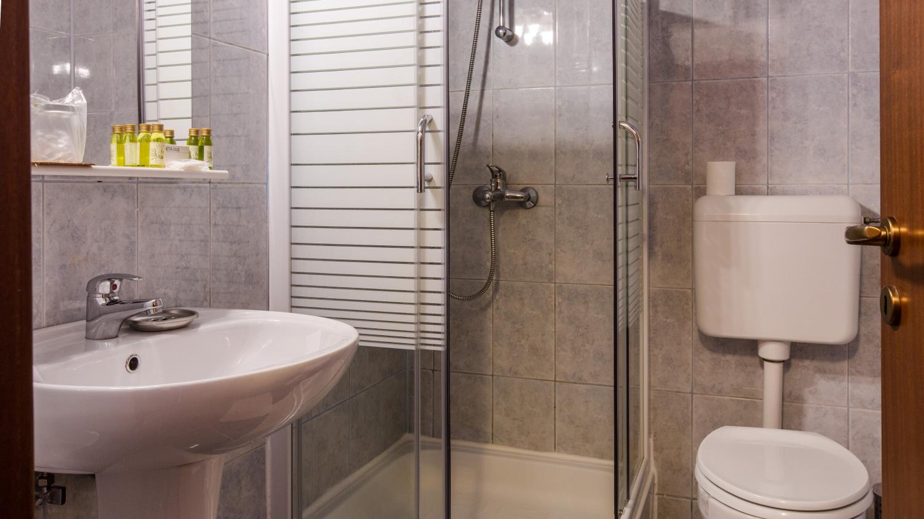 Standard Twin Room - Photo 3