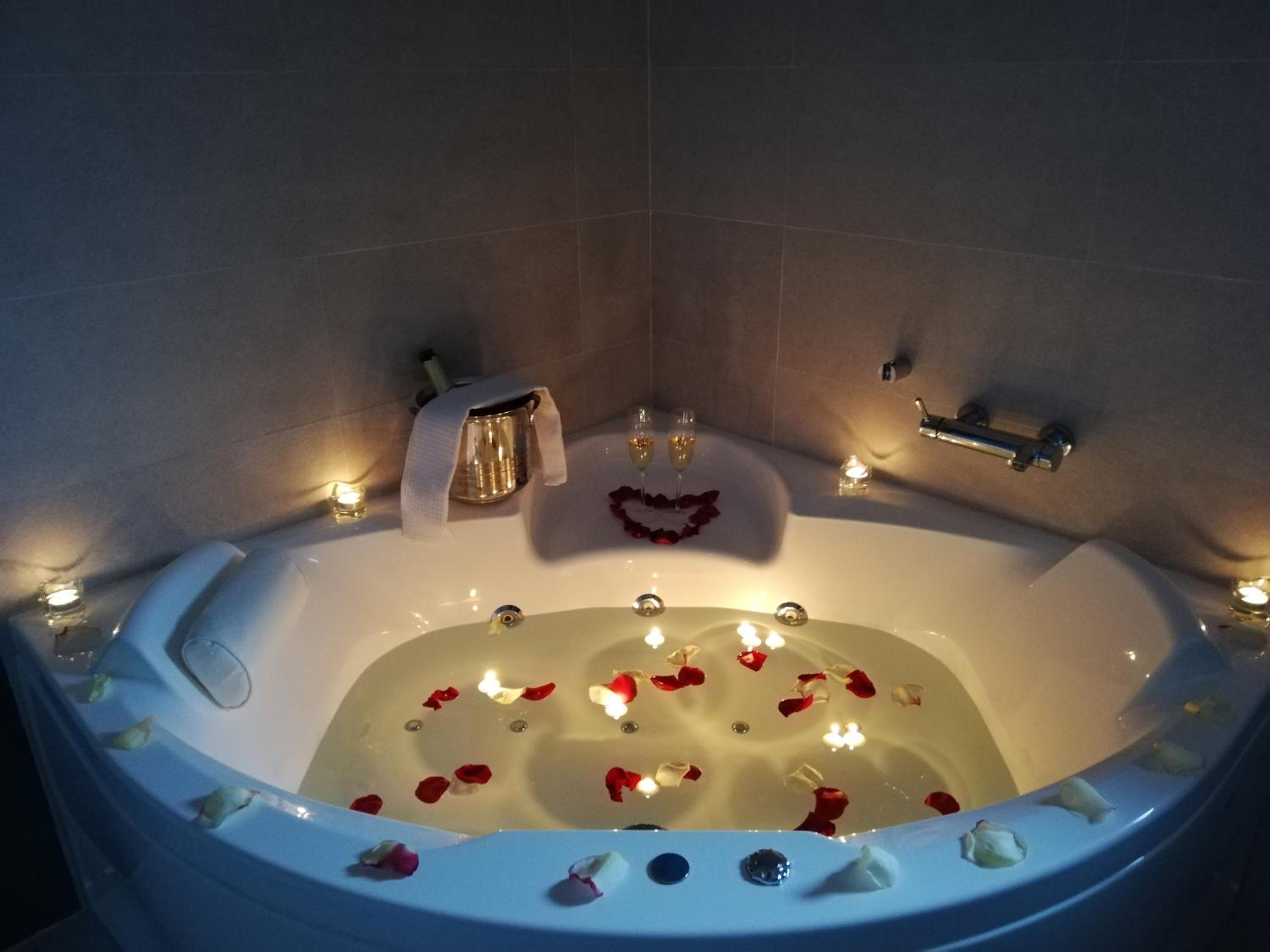 Double Room with Spa Bath photo 2