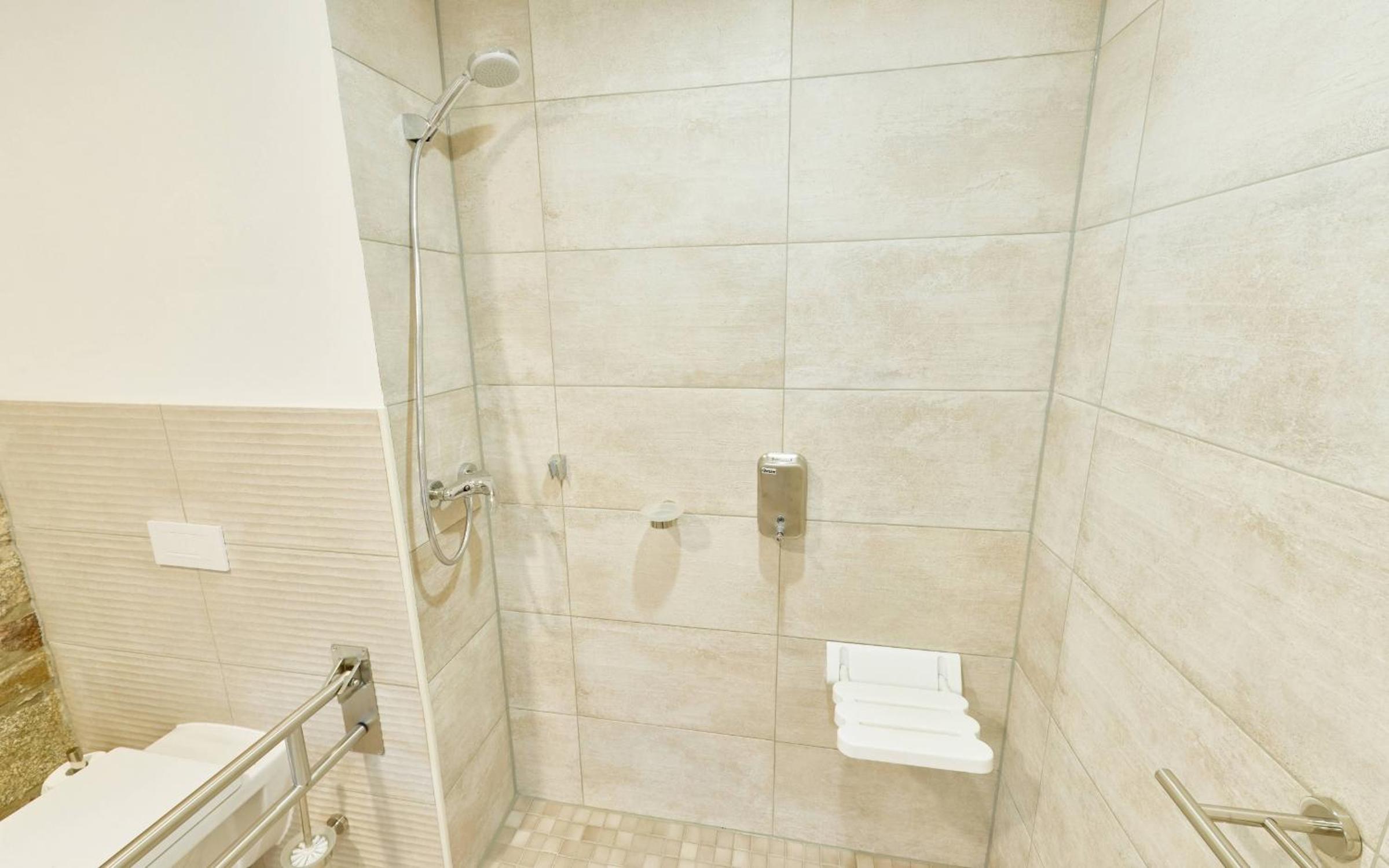 Twin Room - Disability Access photo 3