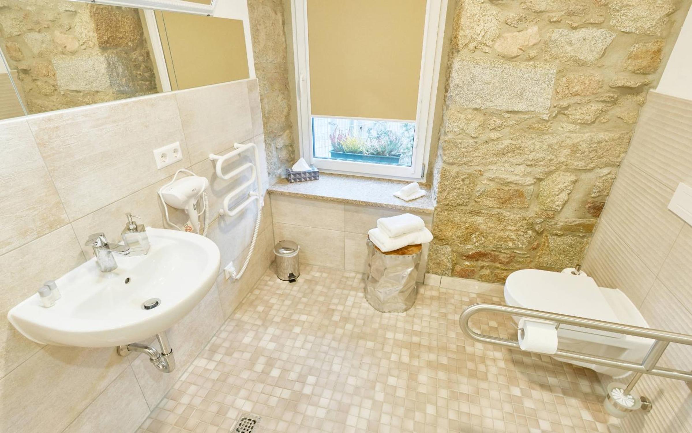Twin Room - Disability Access photo 2