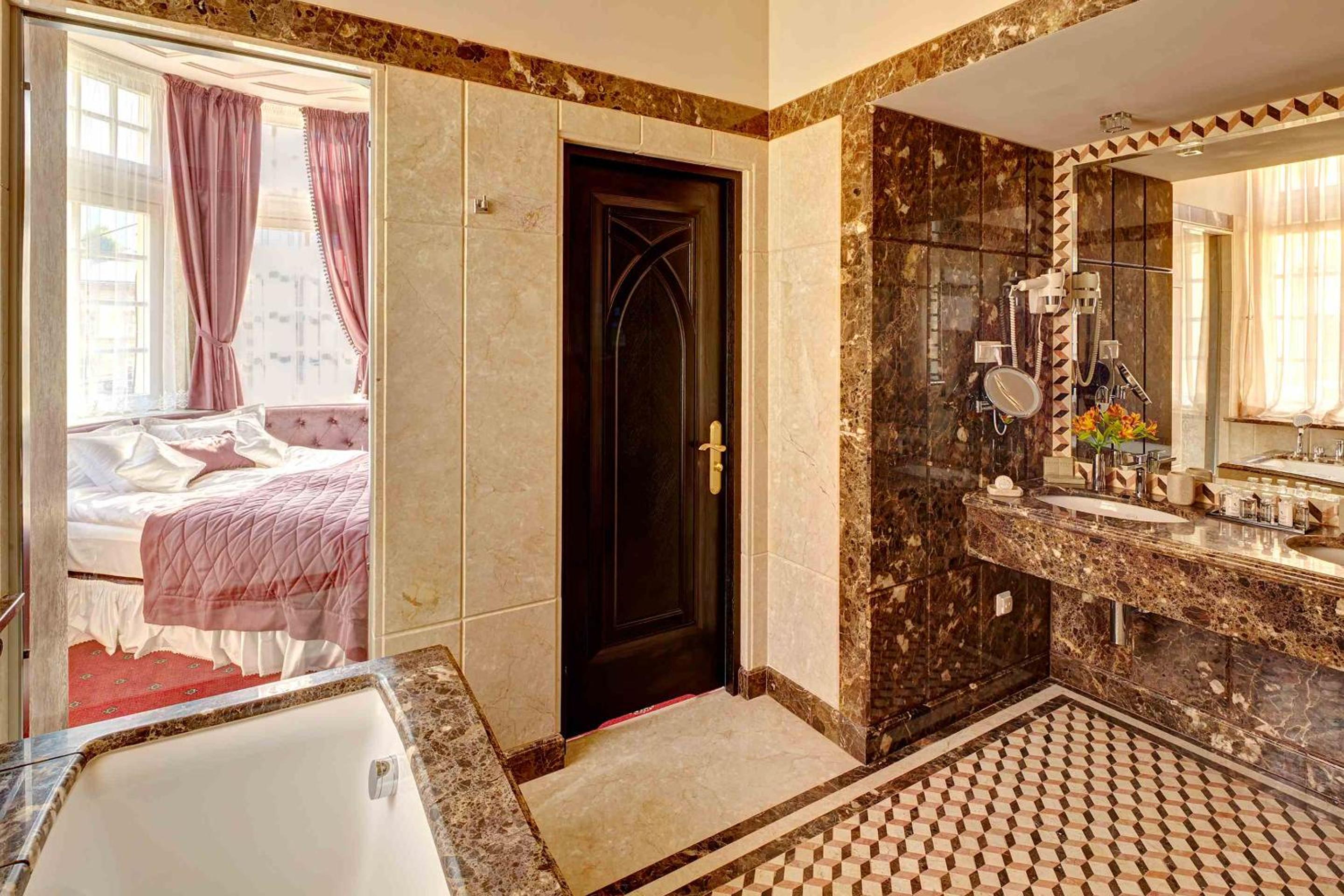 Presidential Suite with Balcony photo 3