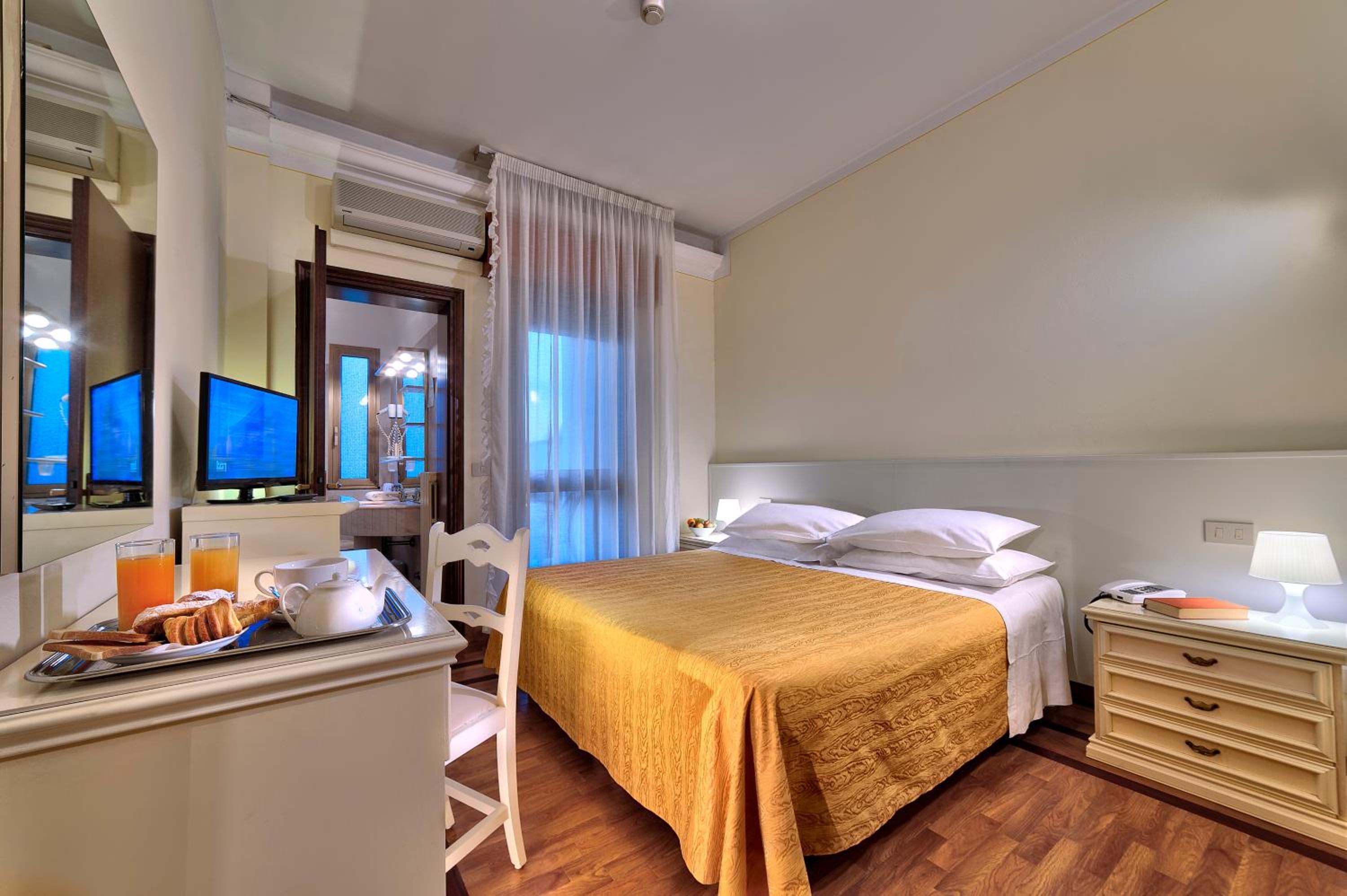 Double or Twin Room - Photo 5