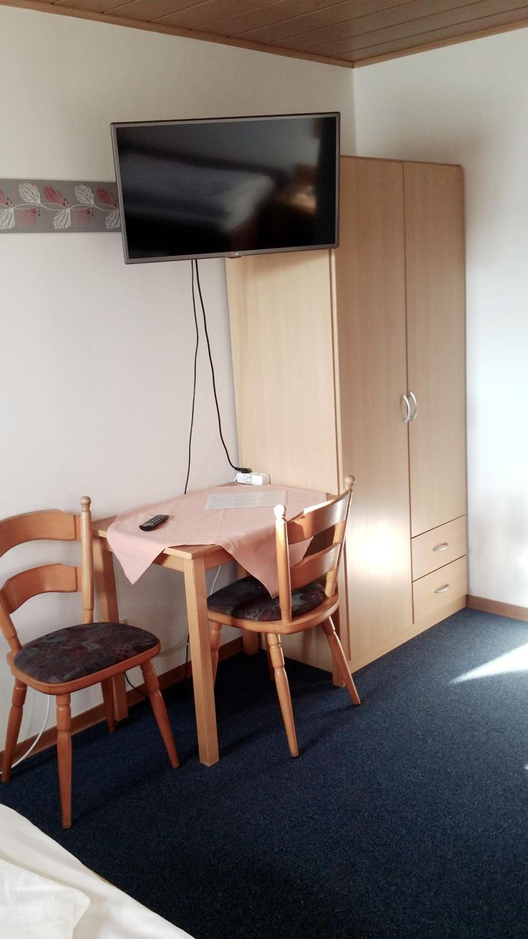 Economy Triple Room - Photo 3