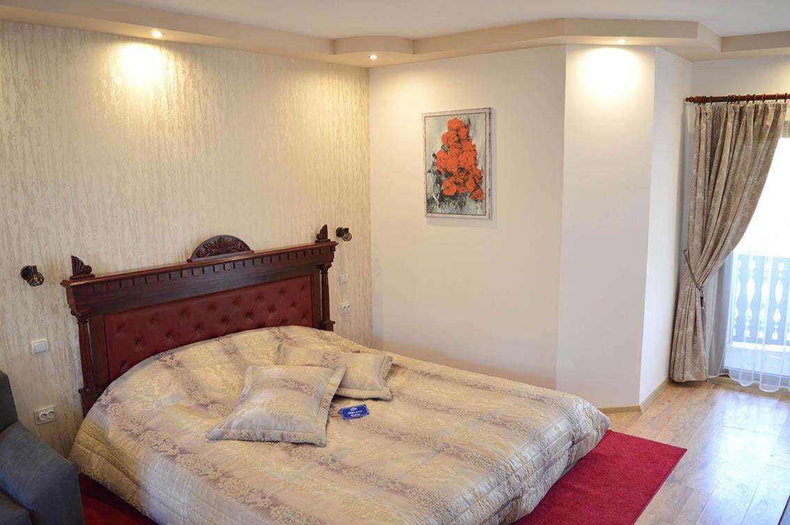 Family Room with Balcony photo 3