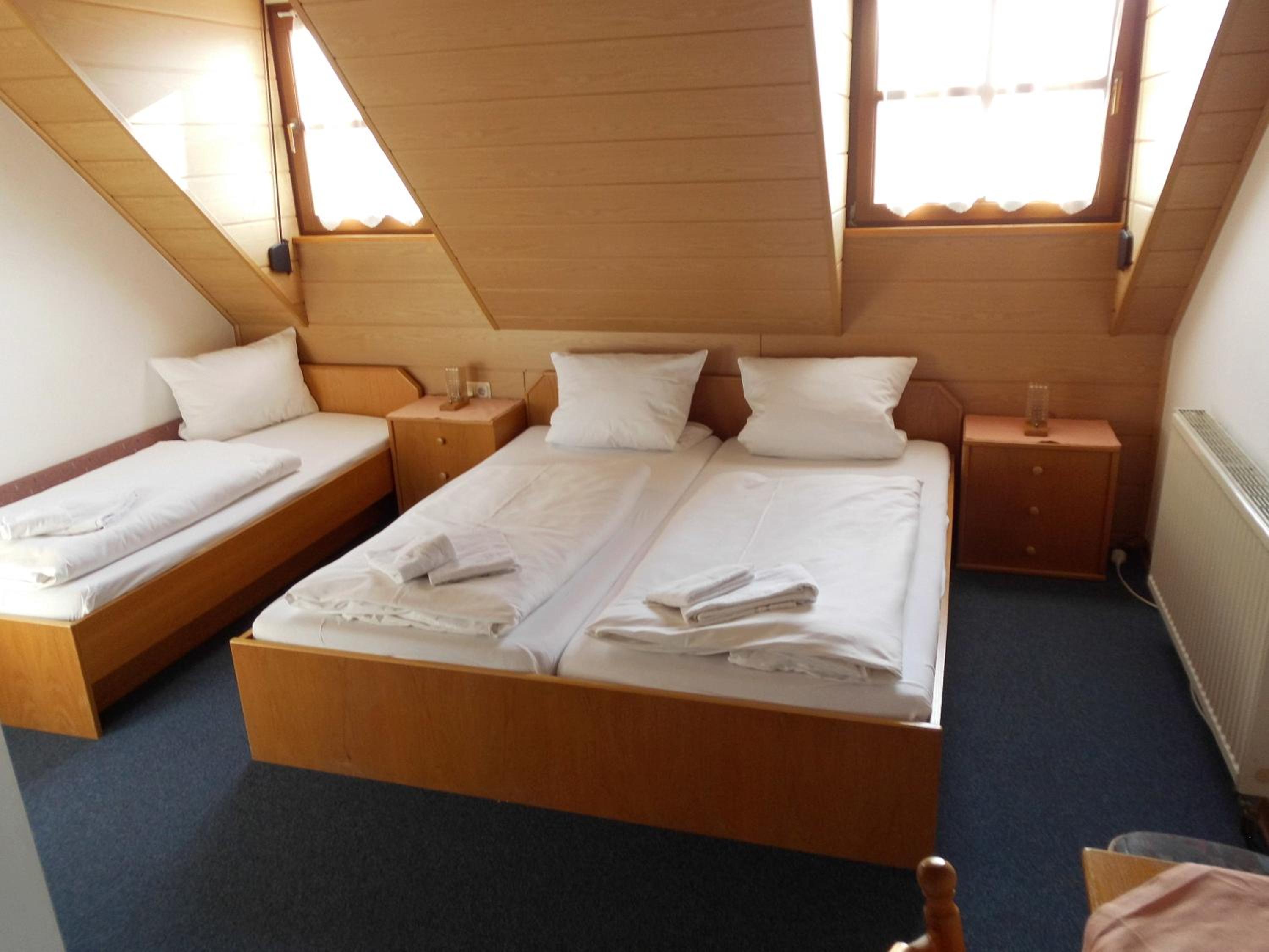 Economy Triple Room - Photo 4