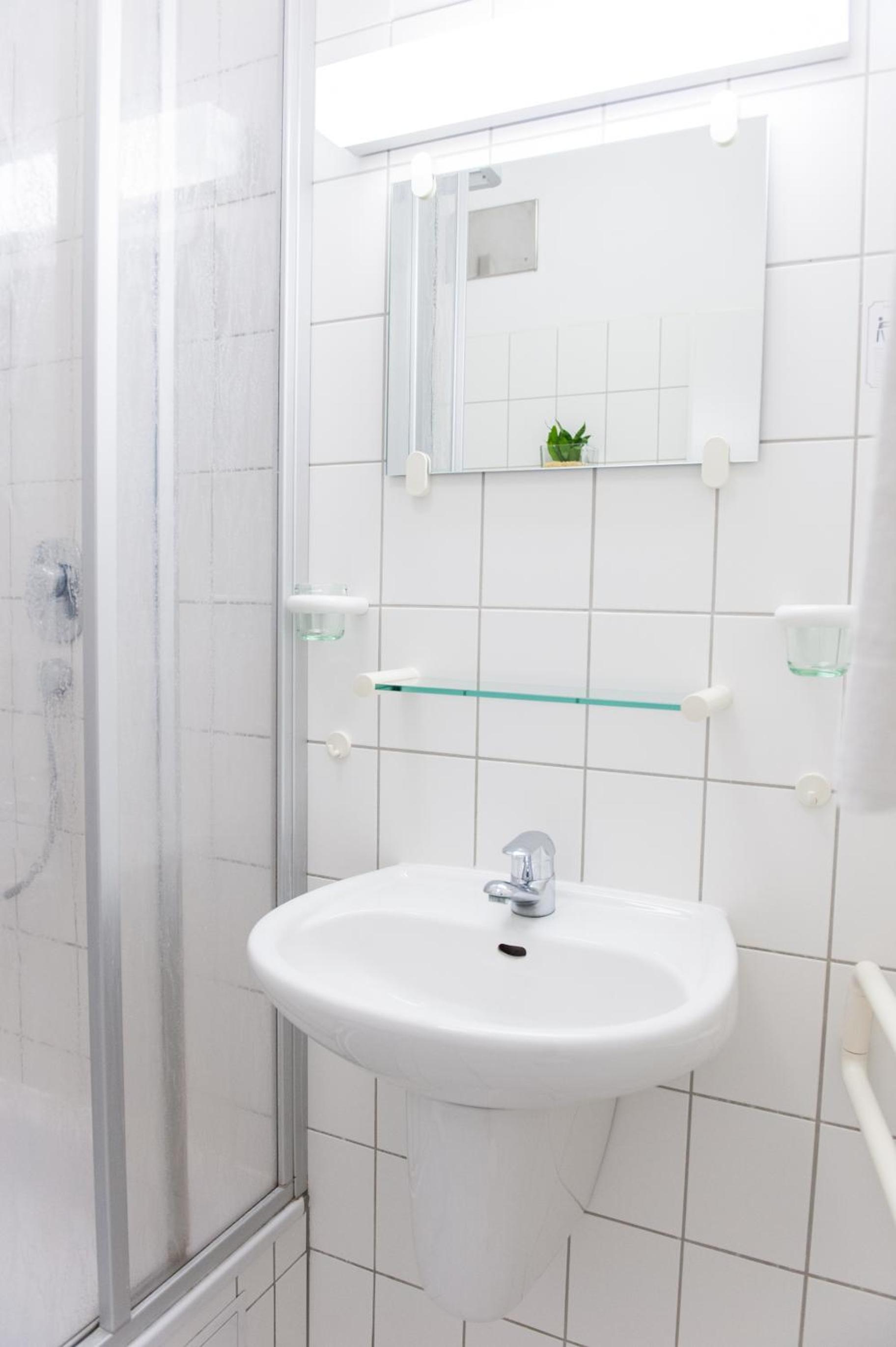 Twin Room with Shower - Photo 11