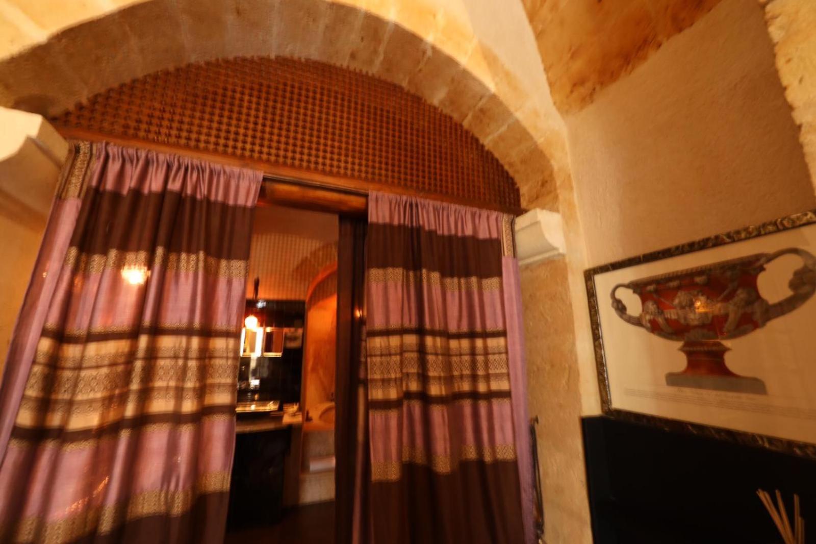 Suite - Photo 1