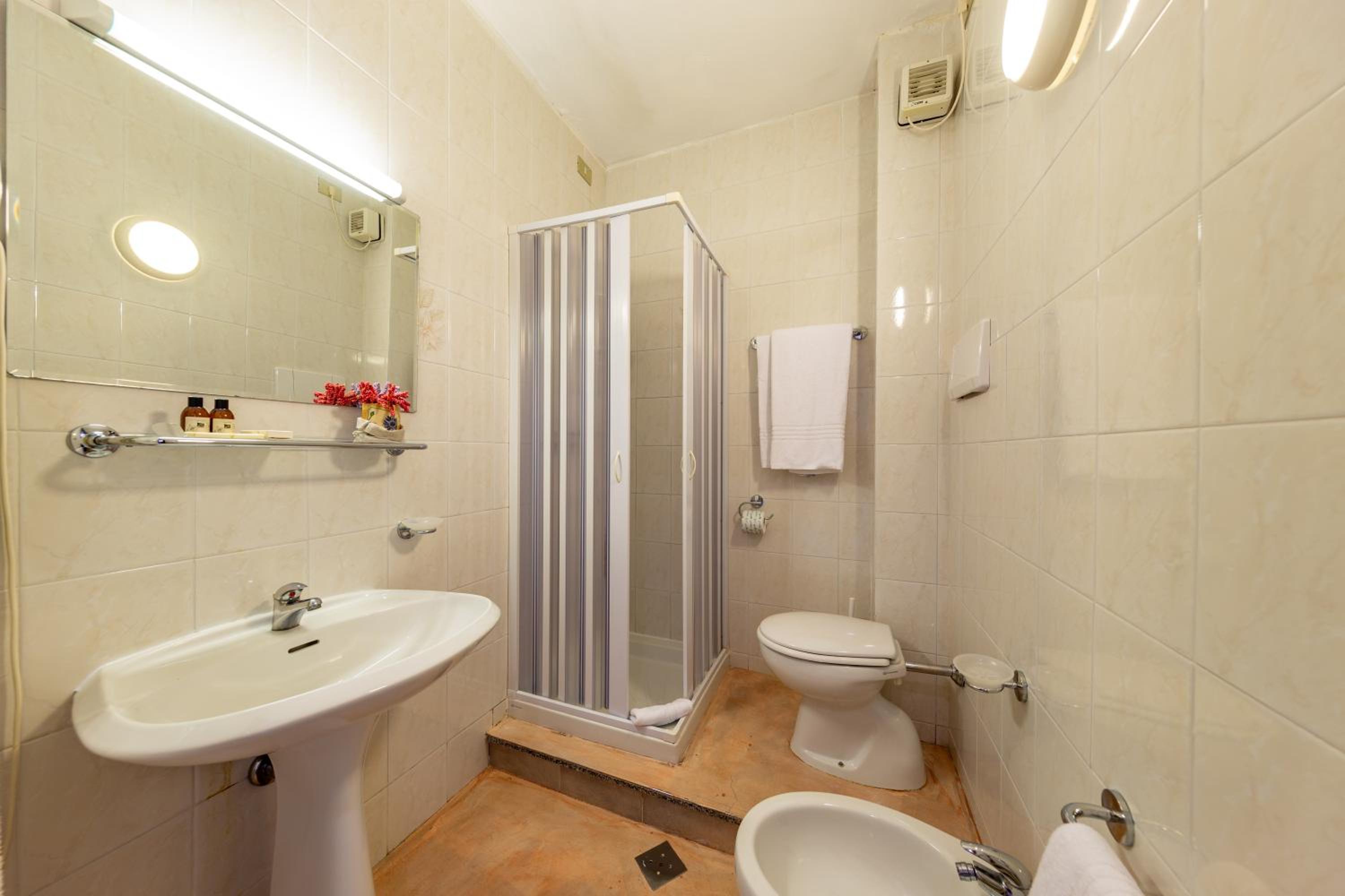 Standard Double or Twin Room - Photo 5