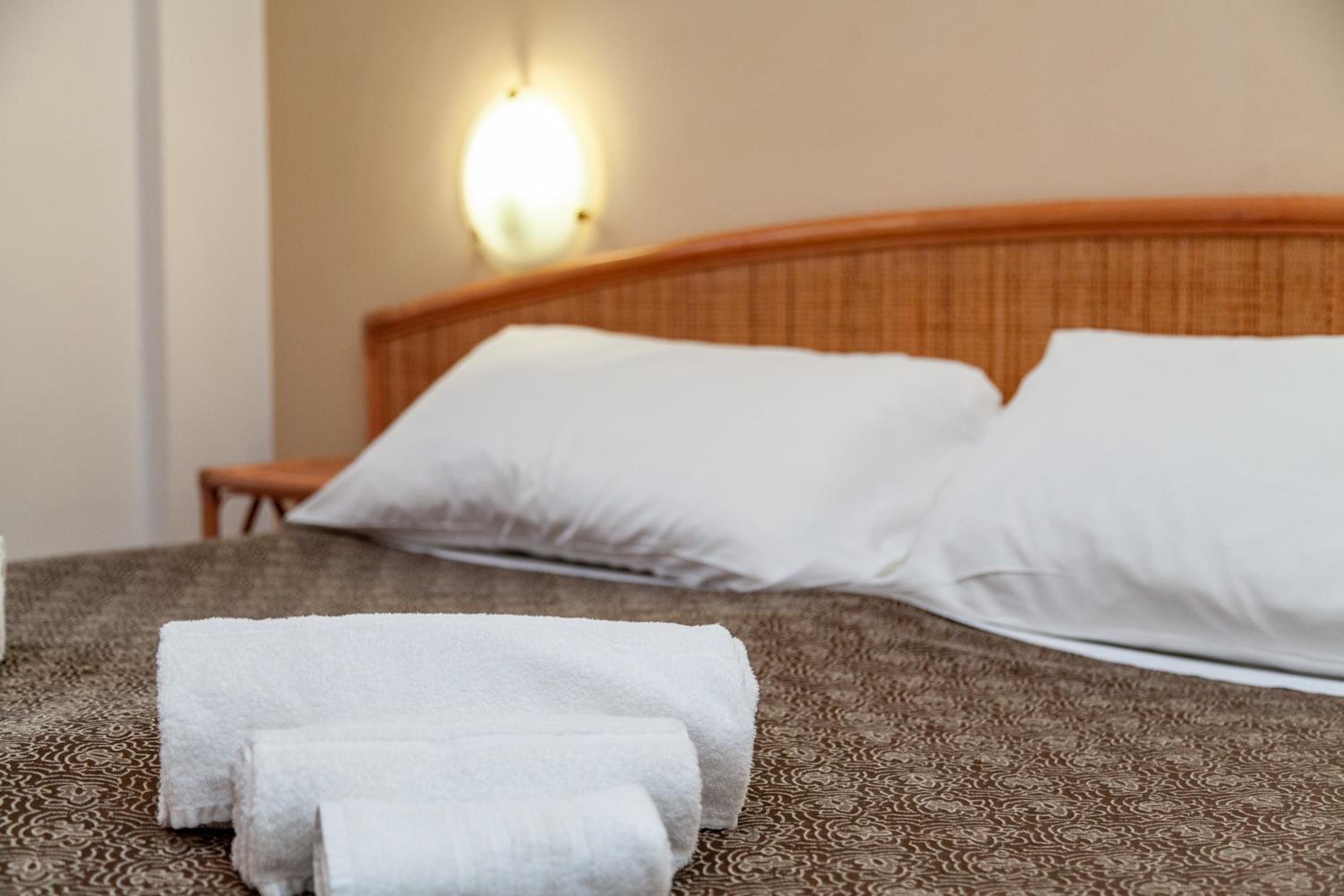 Standard Double or Twin Room - Photo 4
