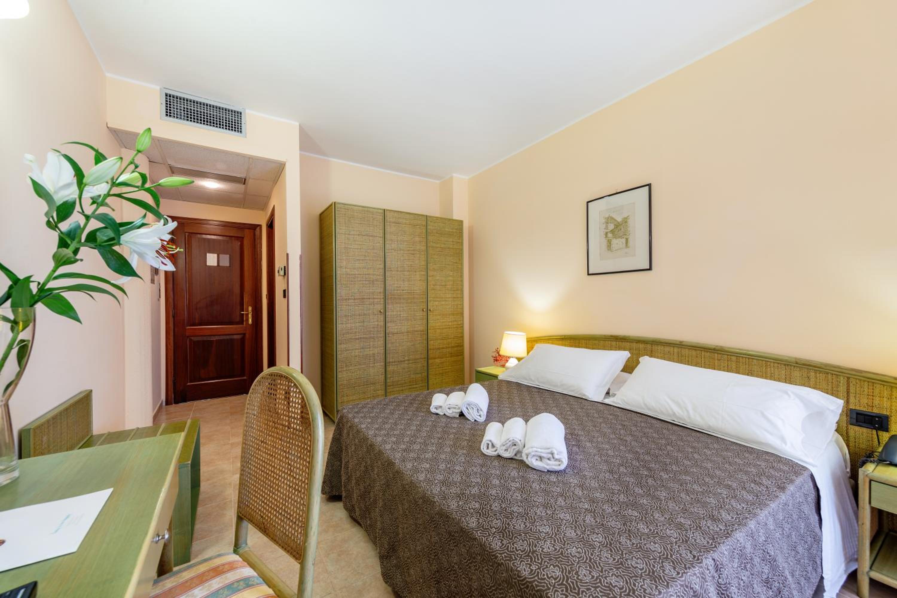 Standard Double or Twin Room - Photo 3