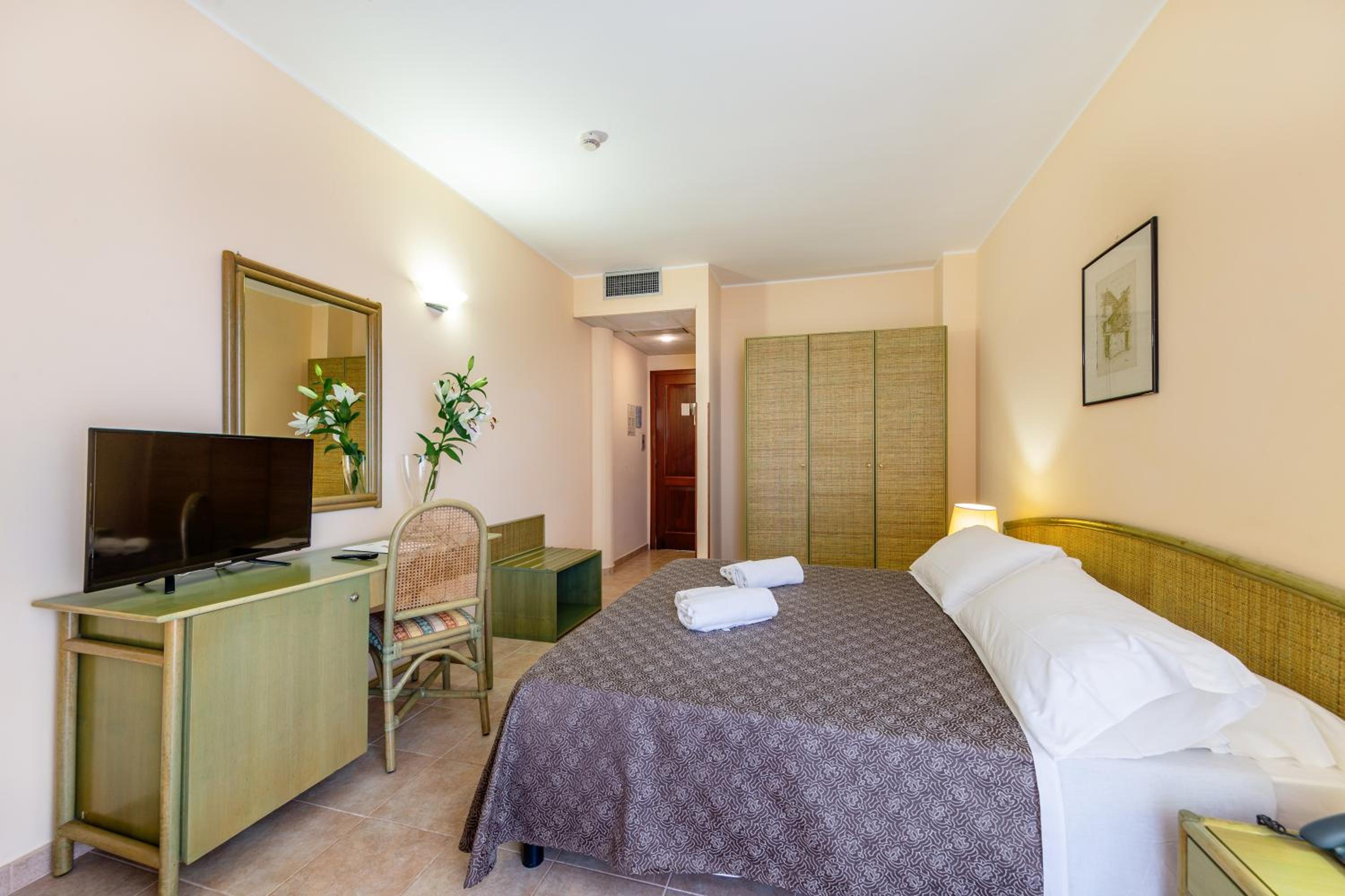 Standard Double or Twin Room - Photo 6