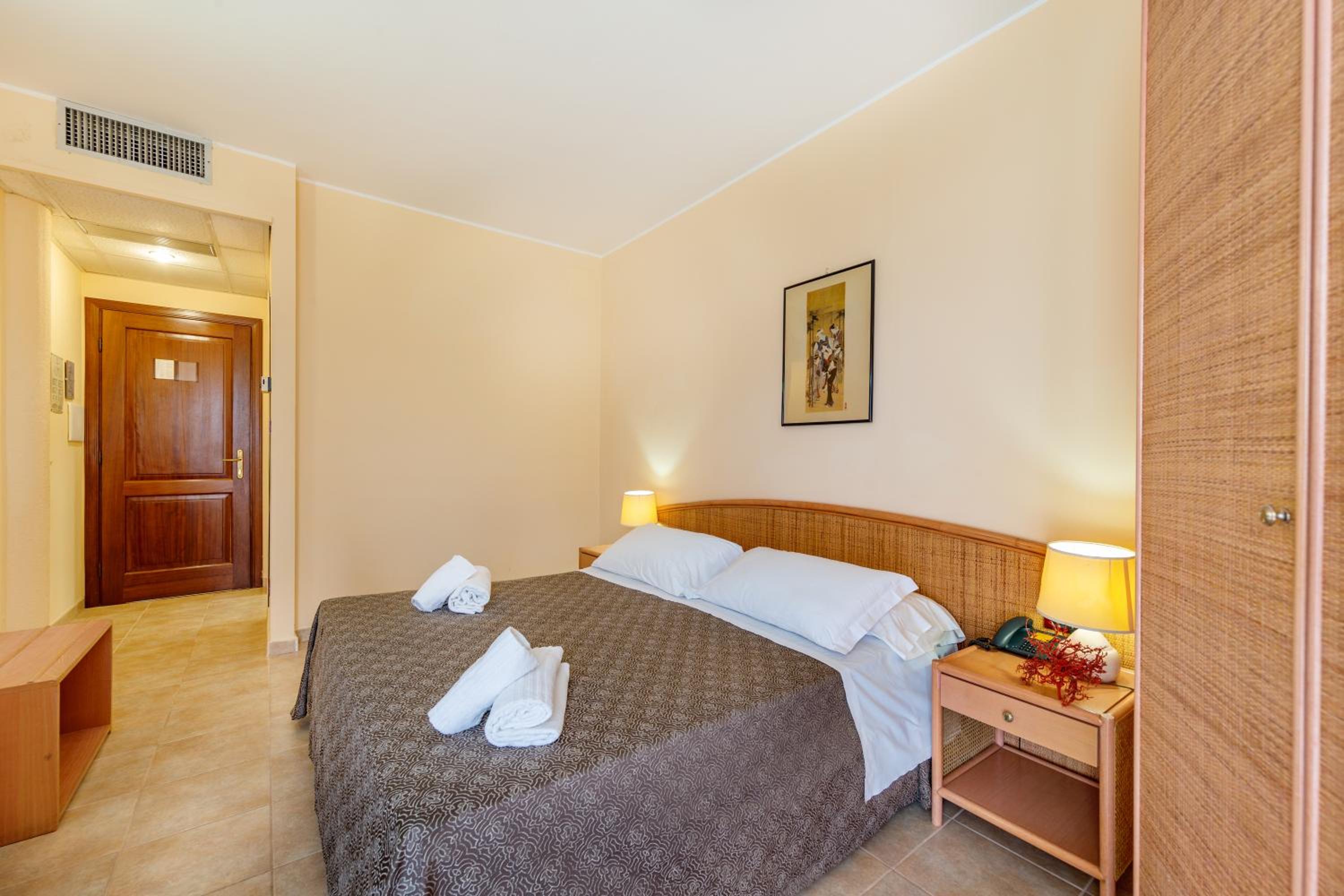 Standard Double or Twin Room - Photo 2