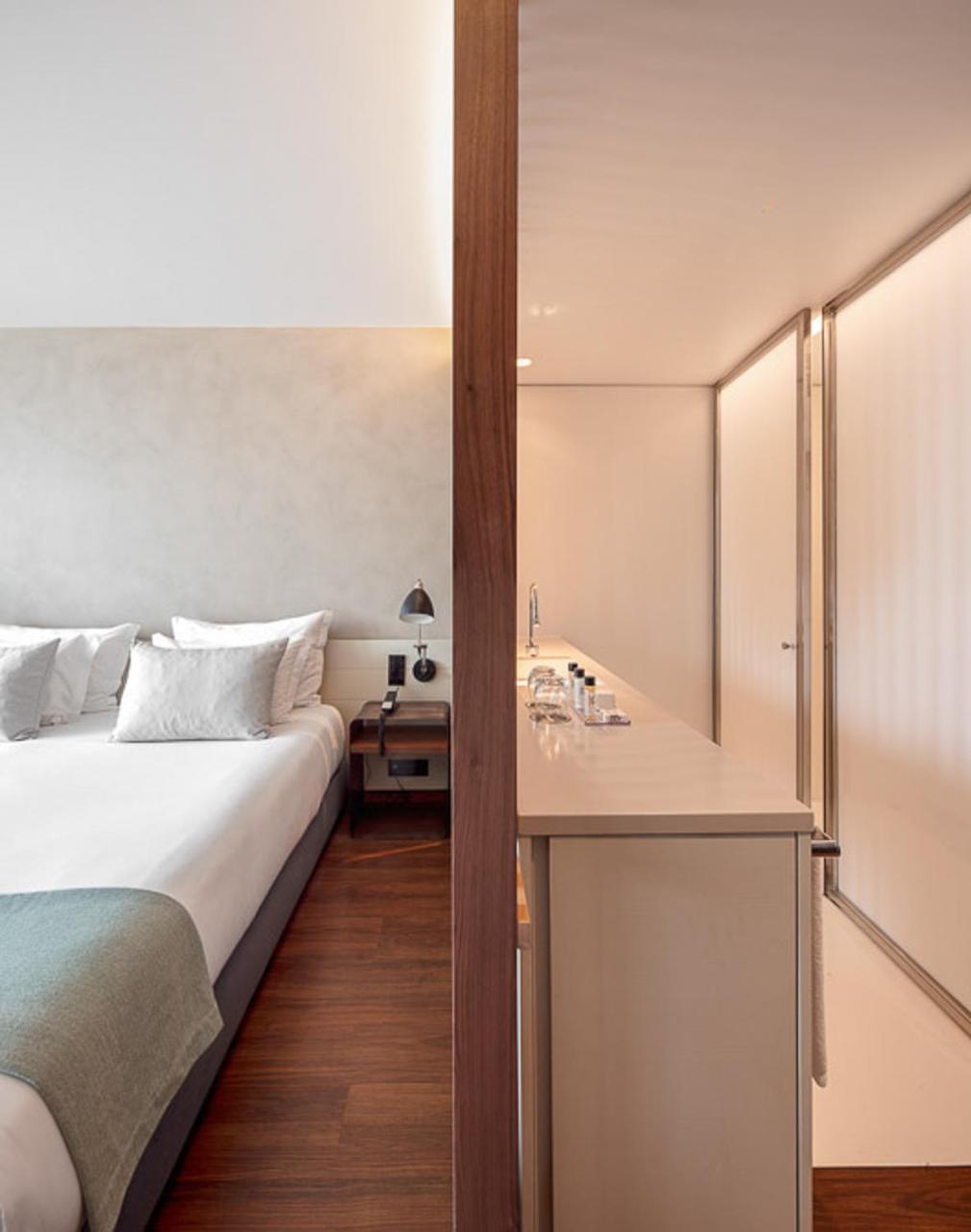 Superior Deluxe Double or Twin Room with Extra Bed thumbnail 6