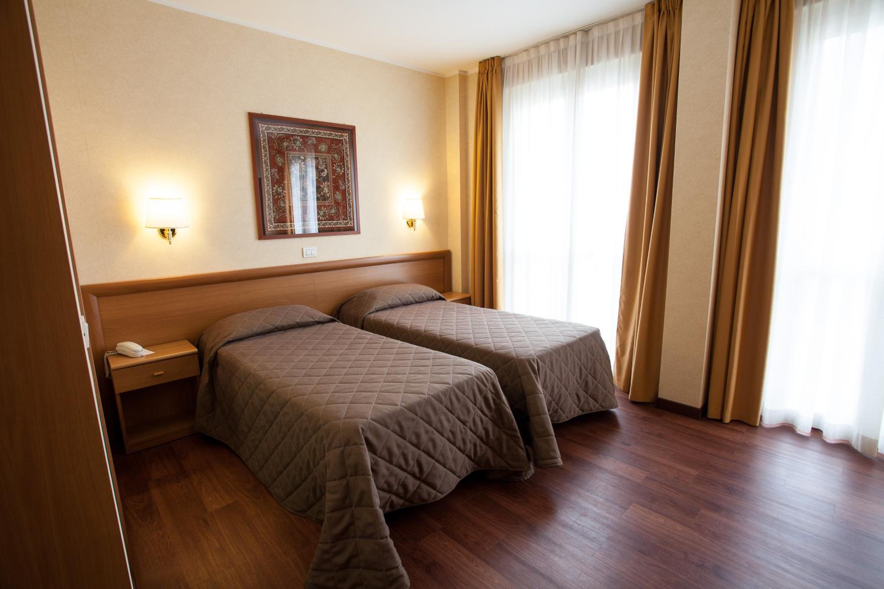 Twin Room - Photo 3