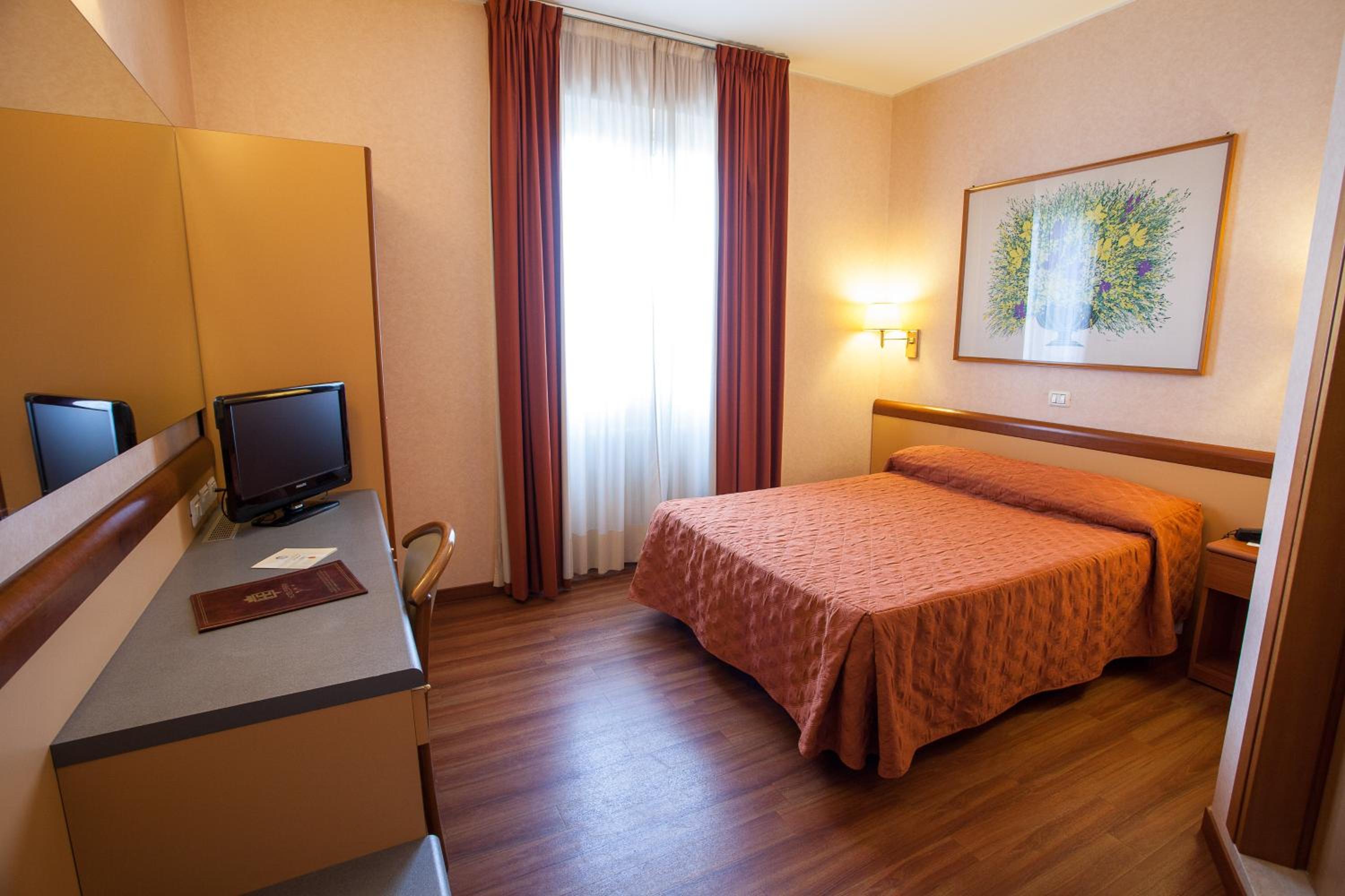 Double Room - Photo 8