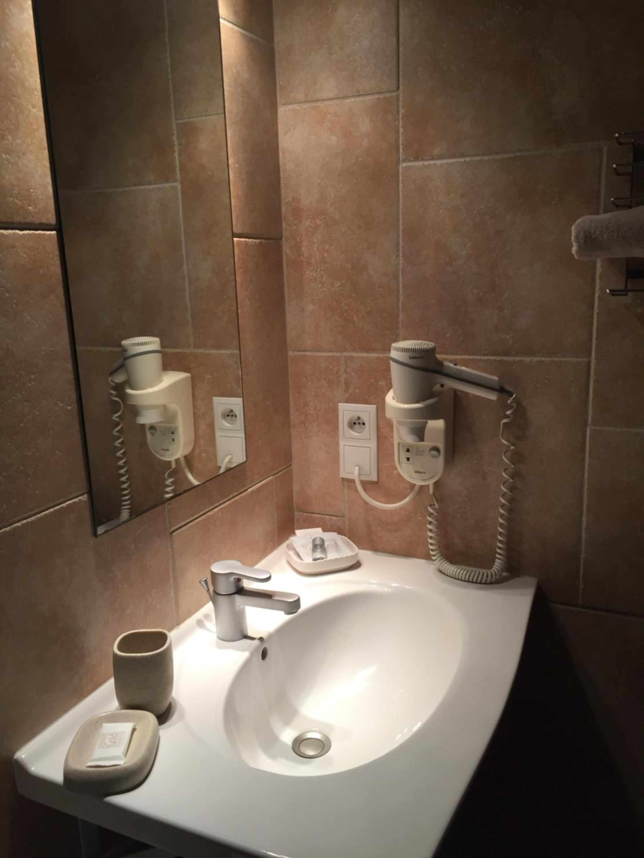 Standard Twin Room - Photo 2