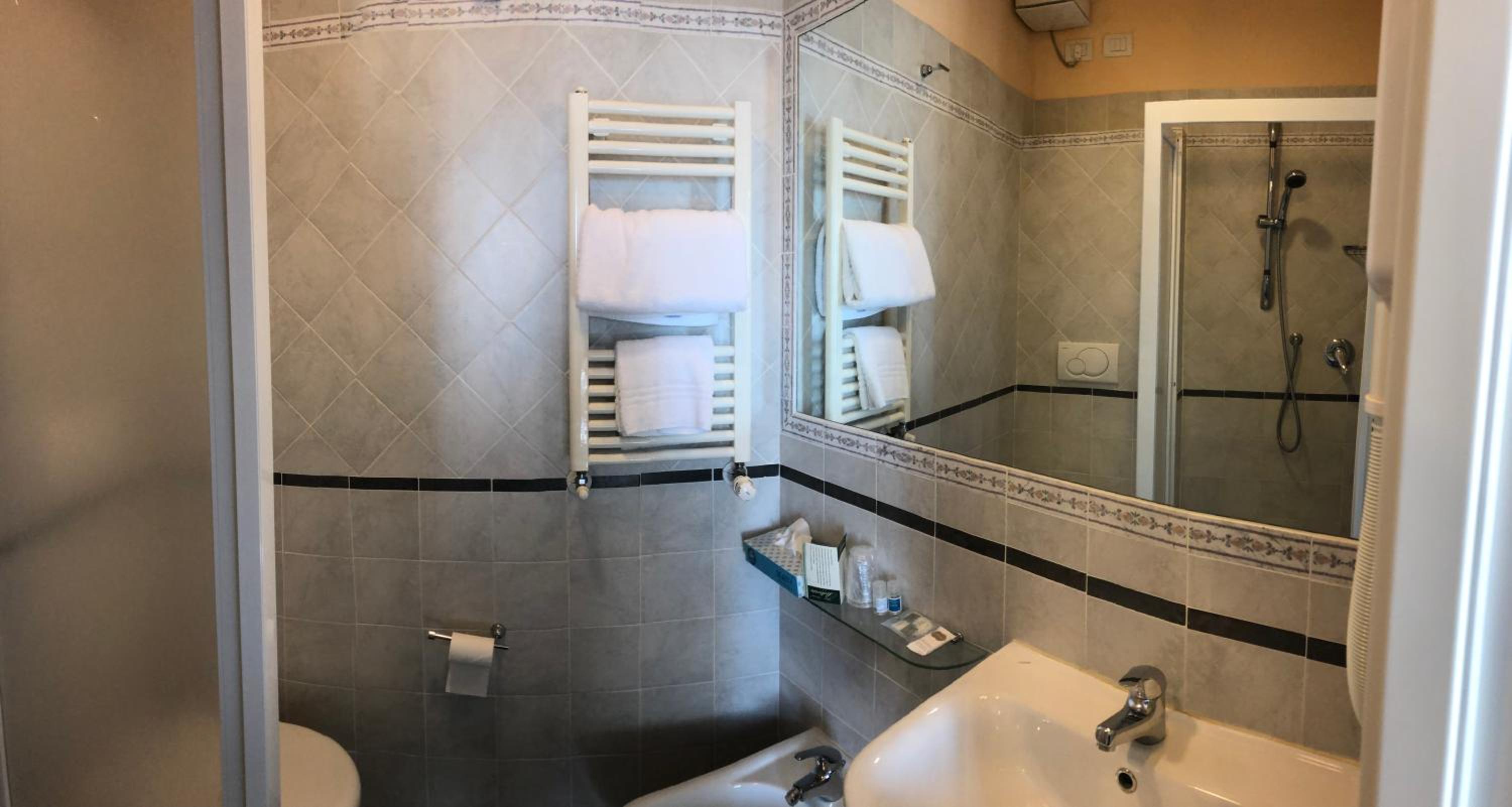 Economy Double Room - Photo 10