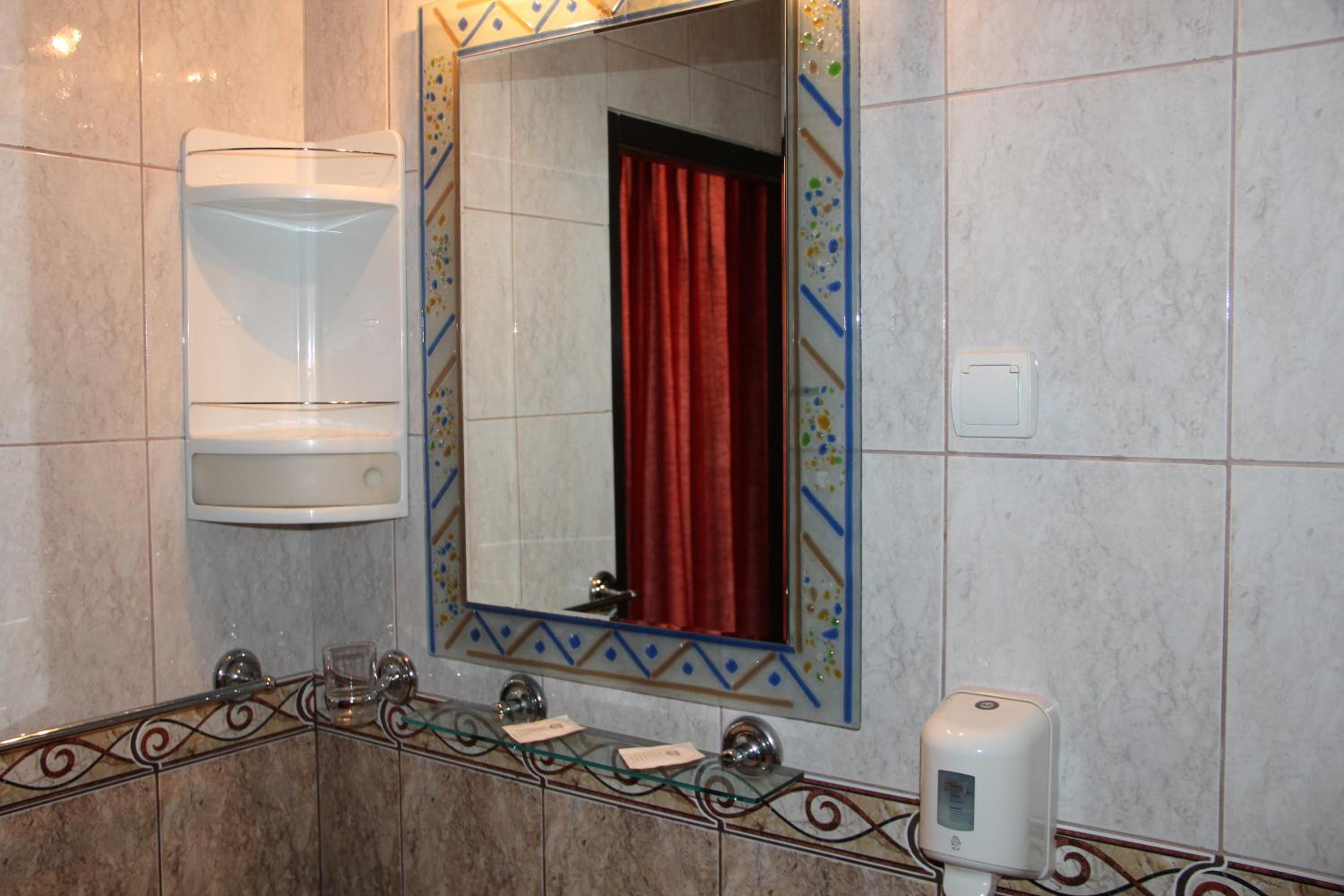 Double or Twin Room - Photo 4