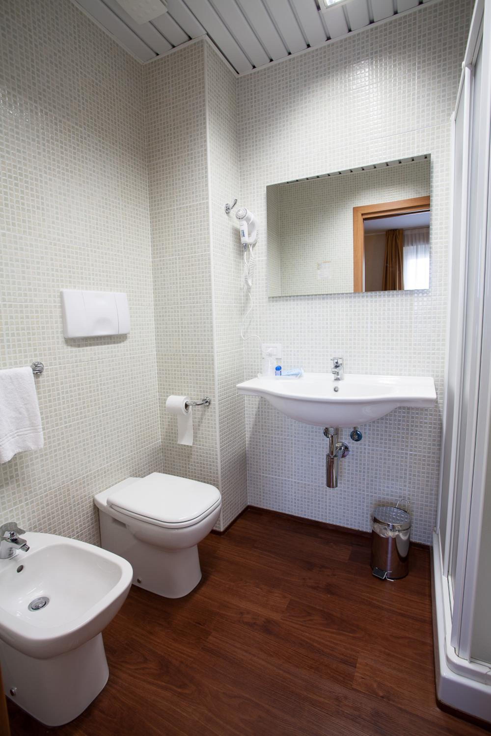 Double Room - Photo 5