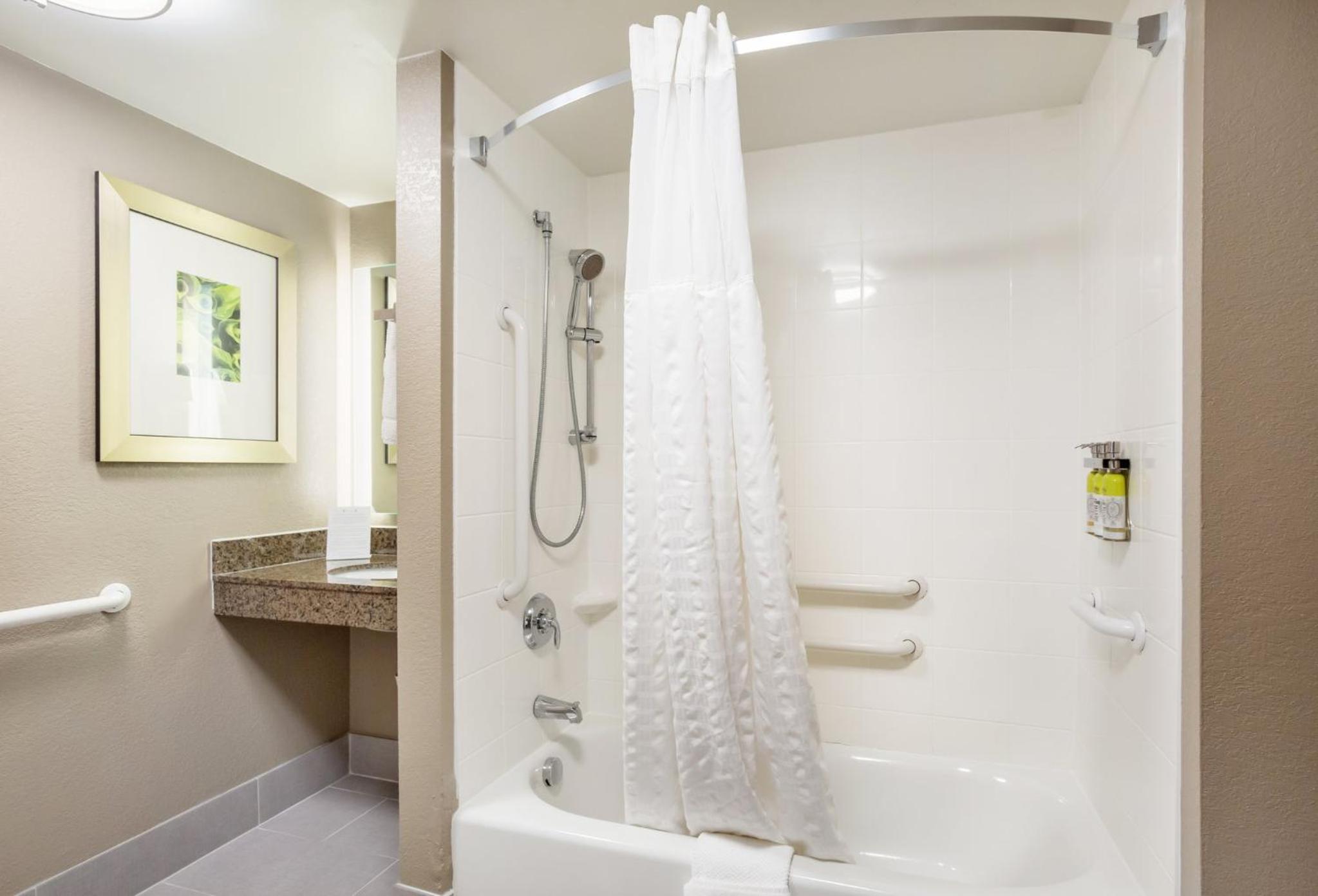 One-Bedroom Queen Suite - Hearing Accessible - Non-Smoking
