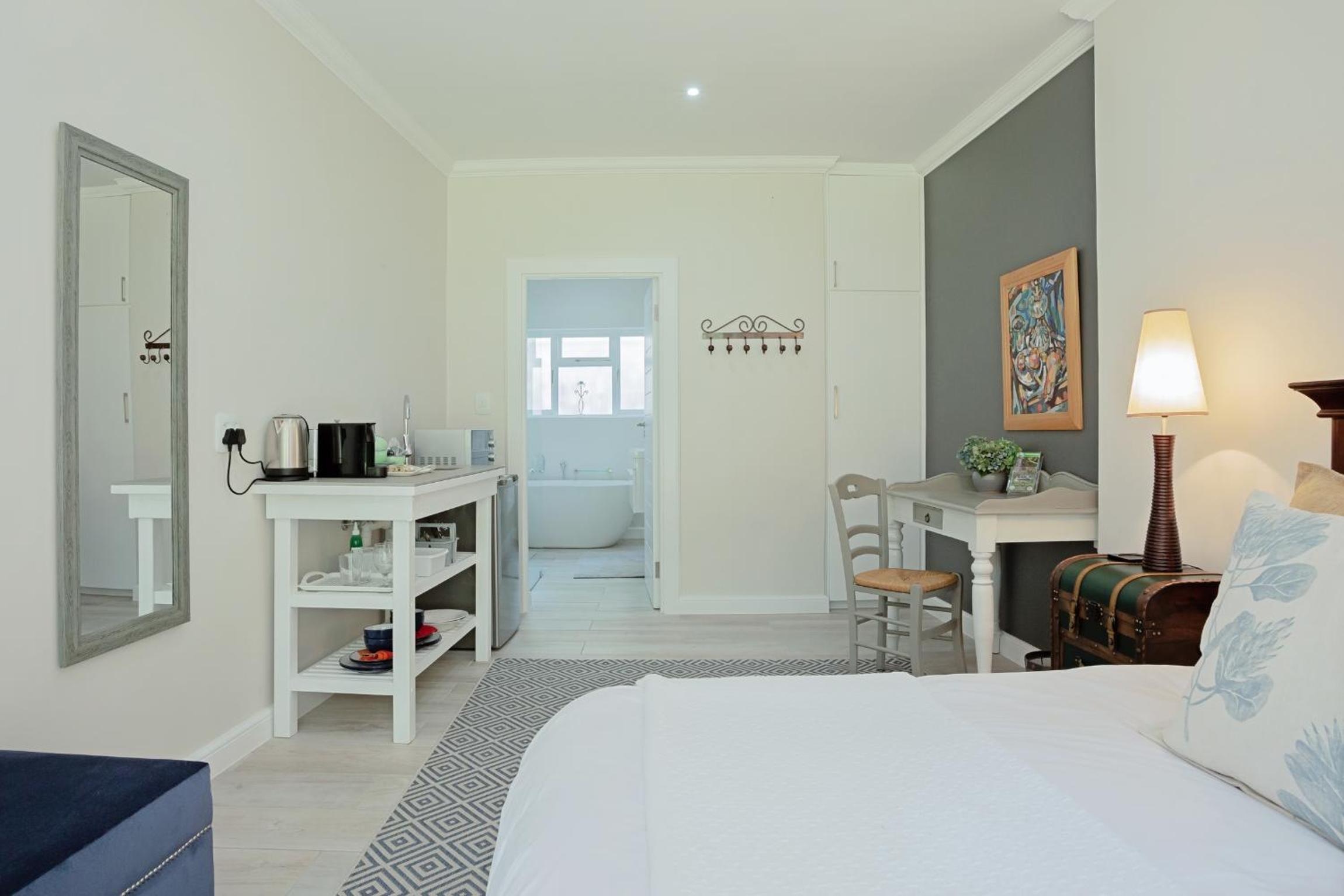 Deluxe Queen Suite - Photo 6