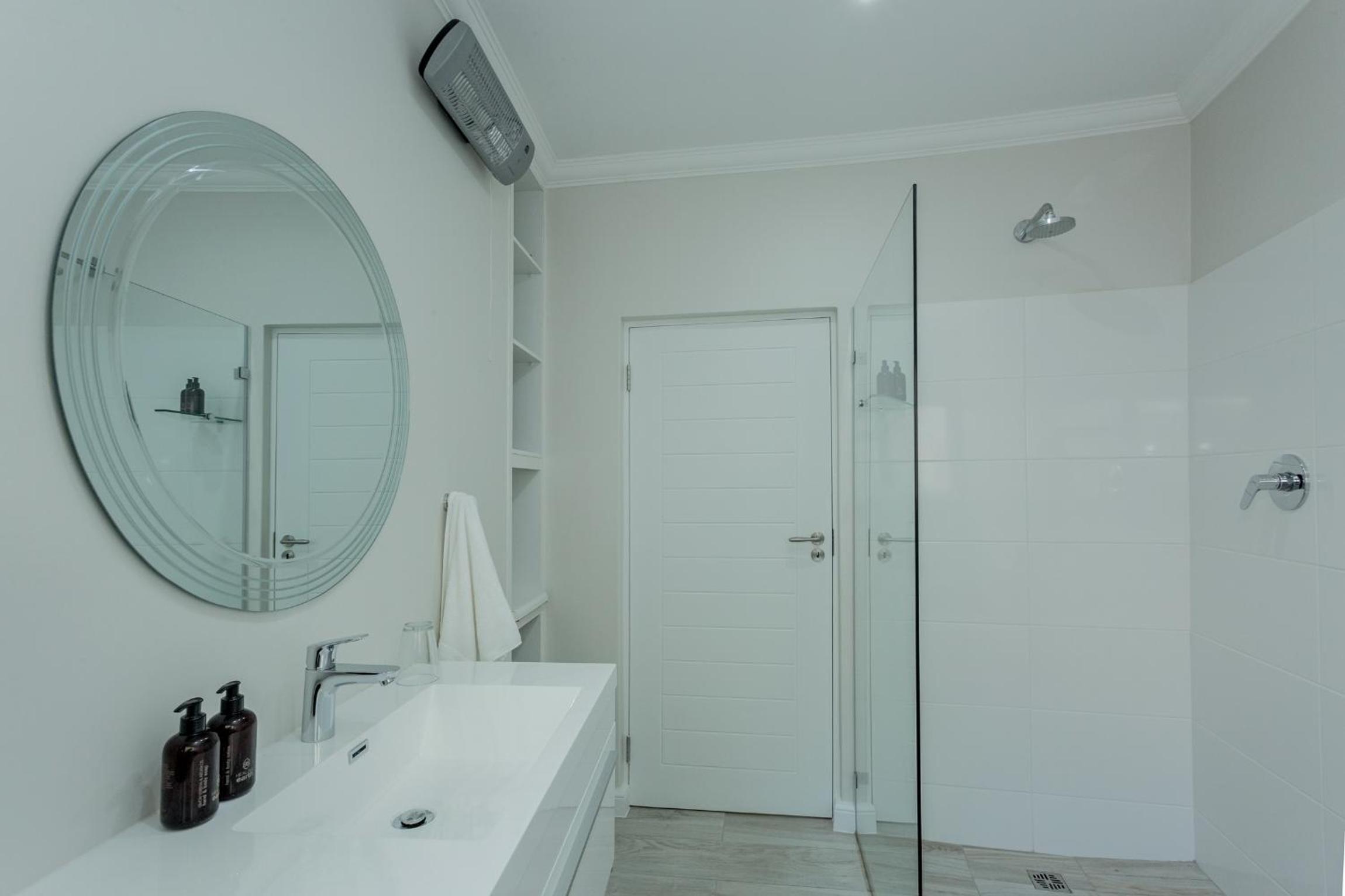 Deluxe Queen Suite - Photo 5