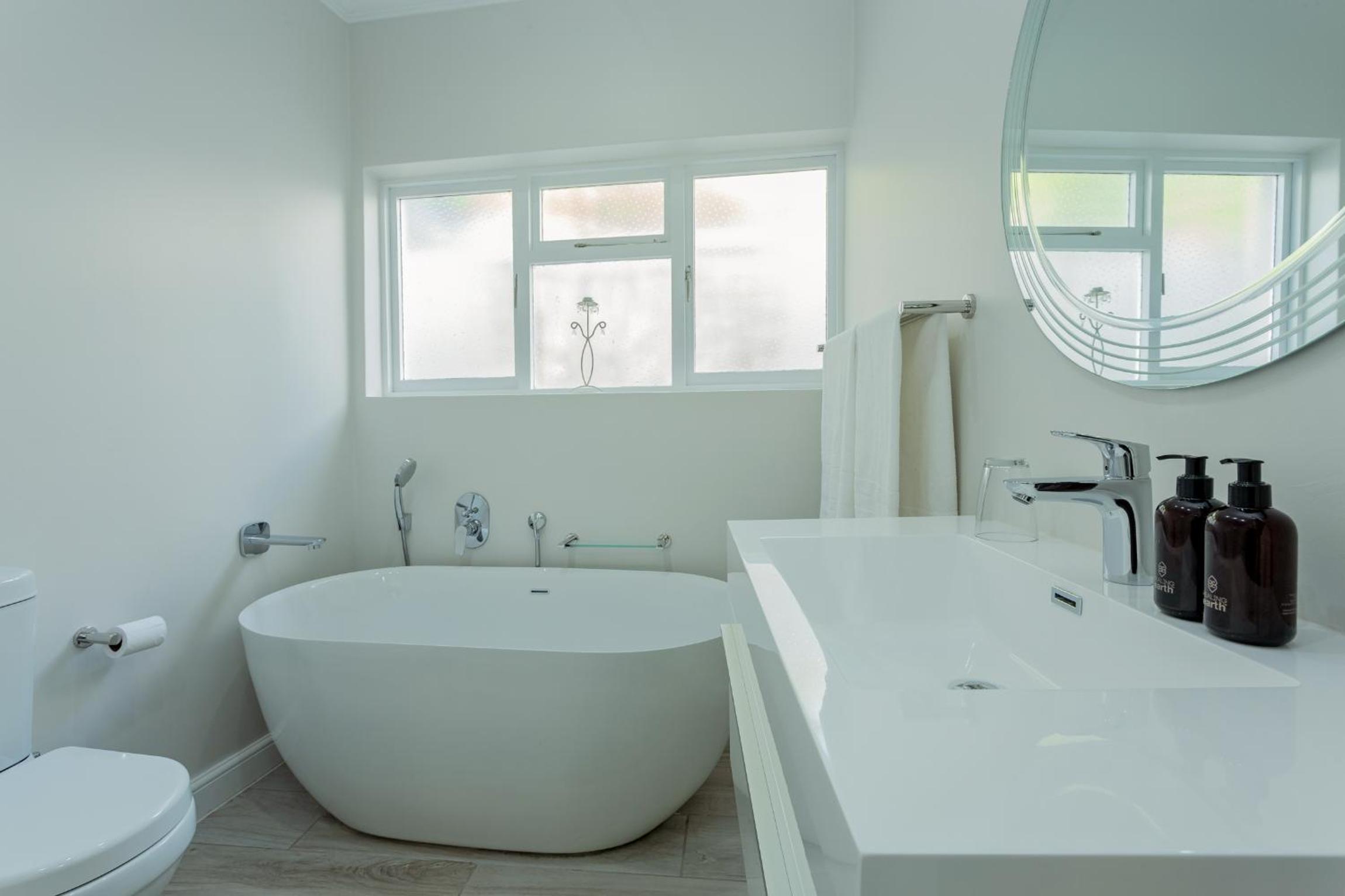 Deluxe Queen Suite - Photo 4