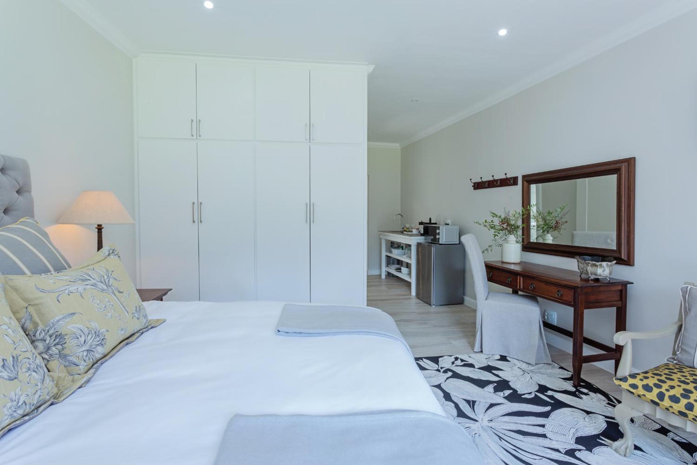 Deluxe King Suite - Photo 11