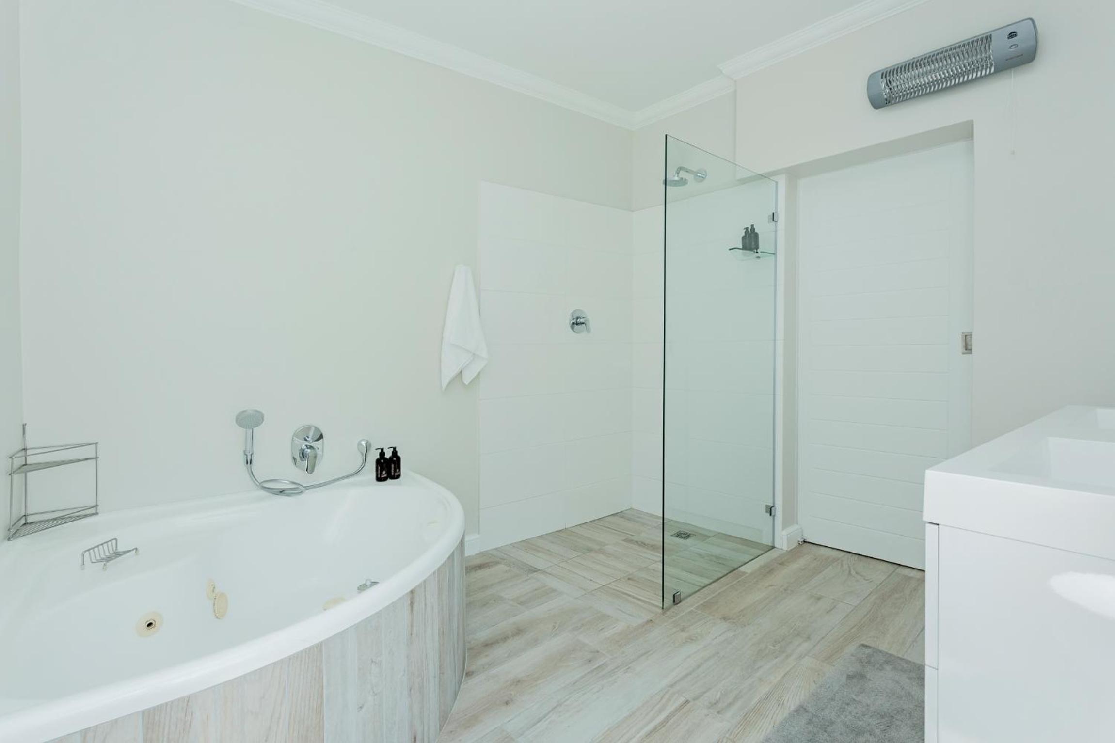 Deluxe King Suite - Photo 9