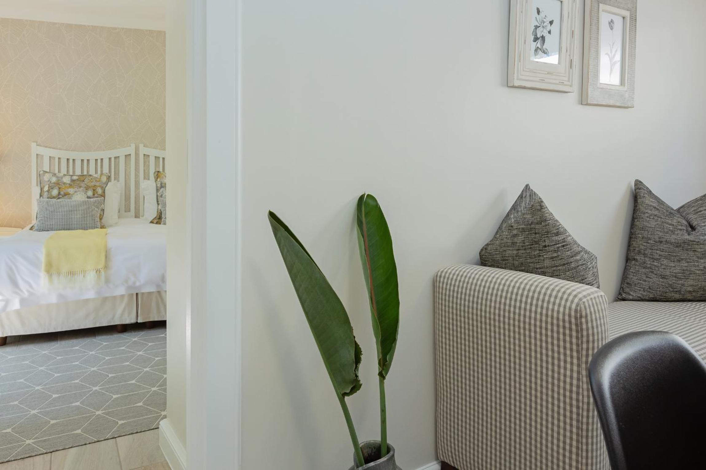 Deluxe King Suite - Photo 9