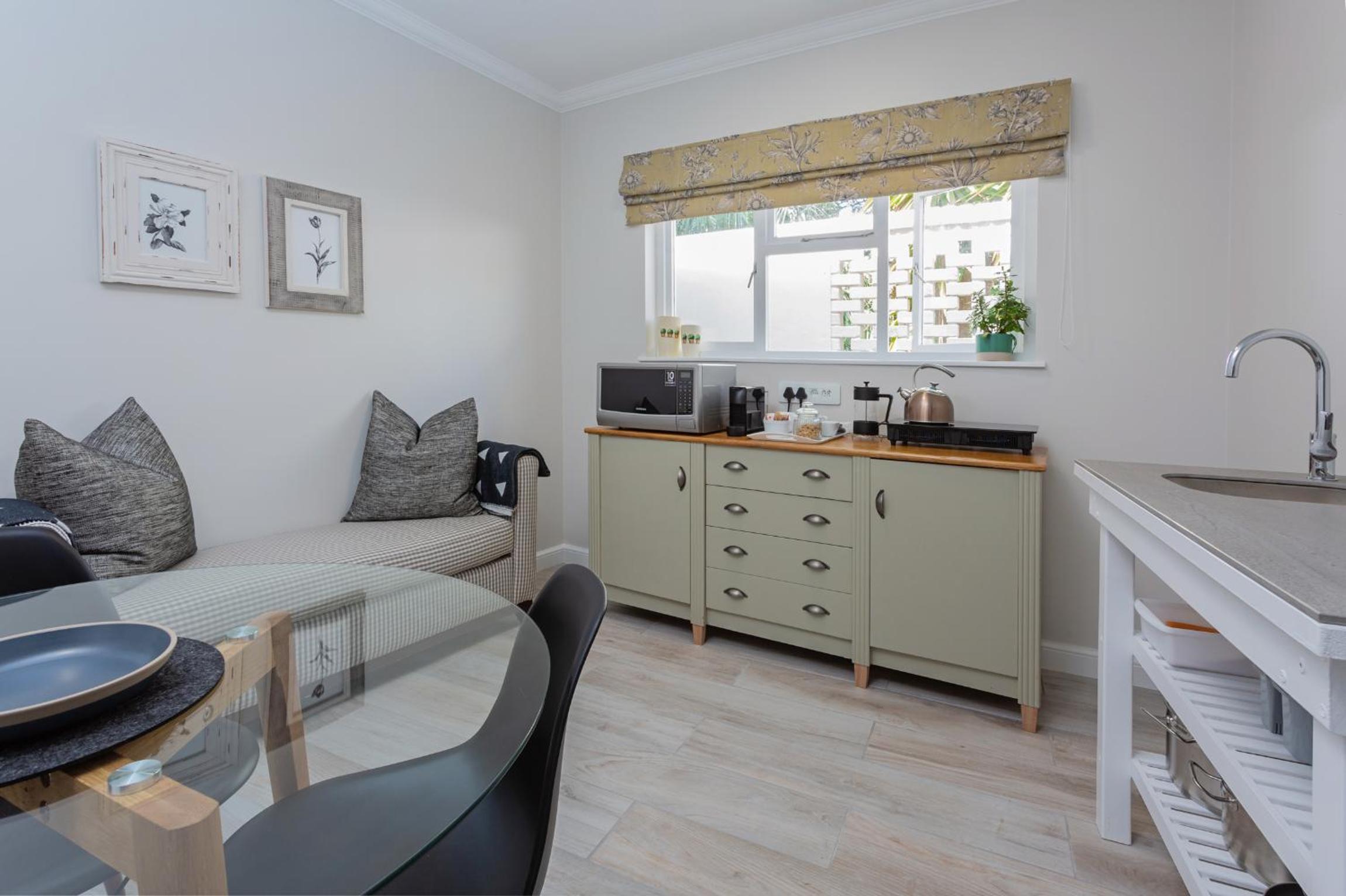 Deluxe King Suite - Photo 8