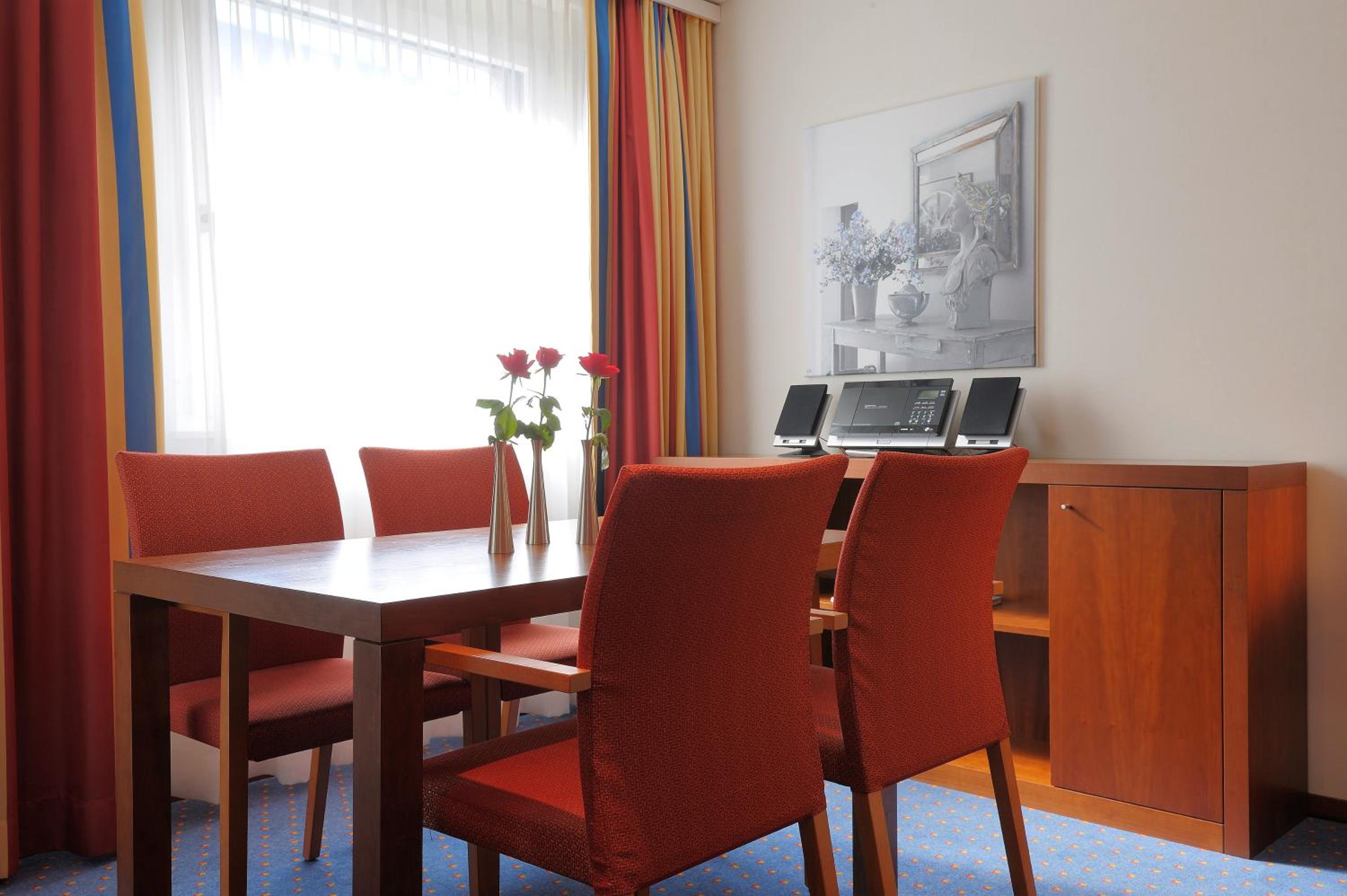 Junior Suite with Balcony - Photo 2