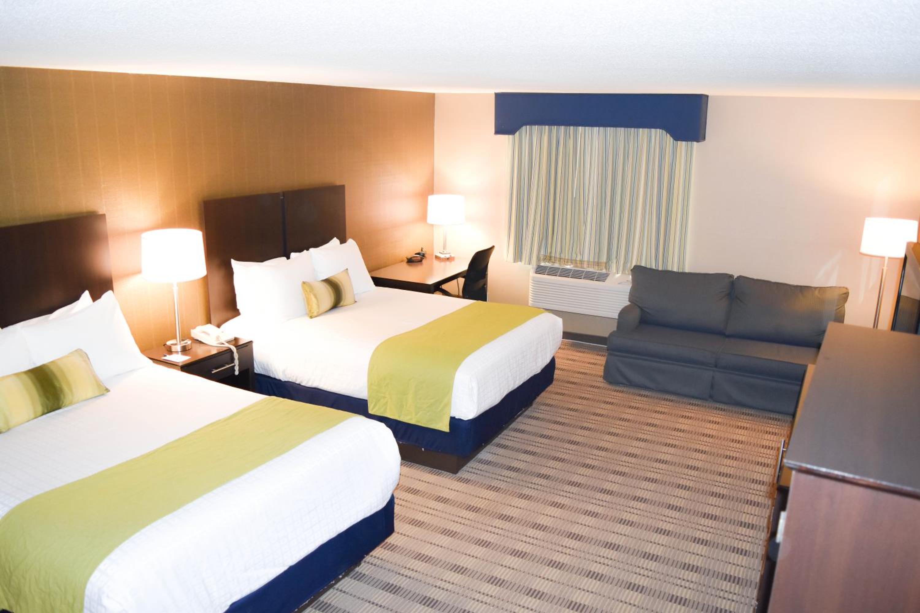 Suite with Two Queen Beds and Sofa Bed - Non-Smoking - Photo 6
