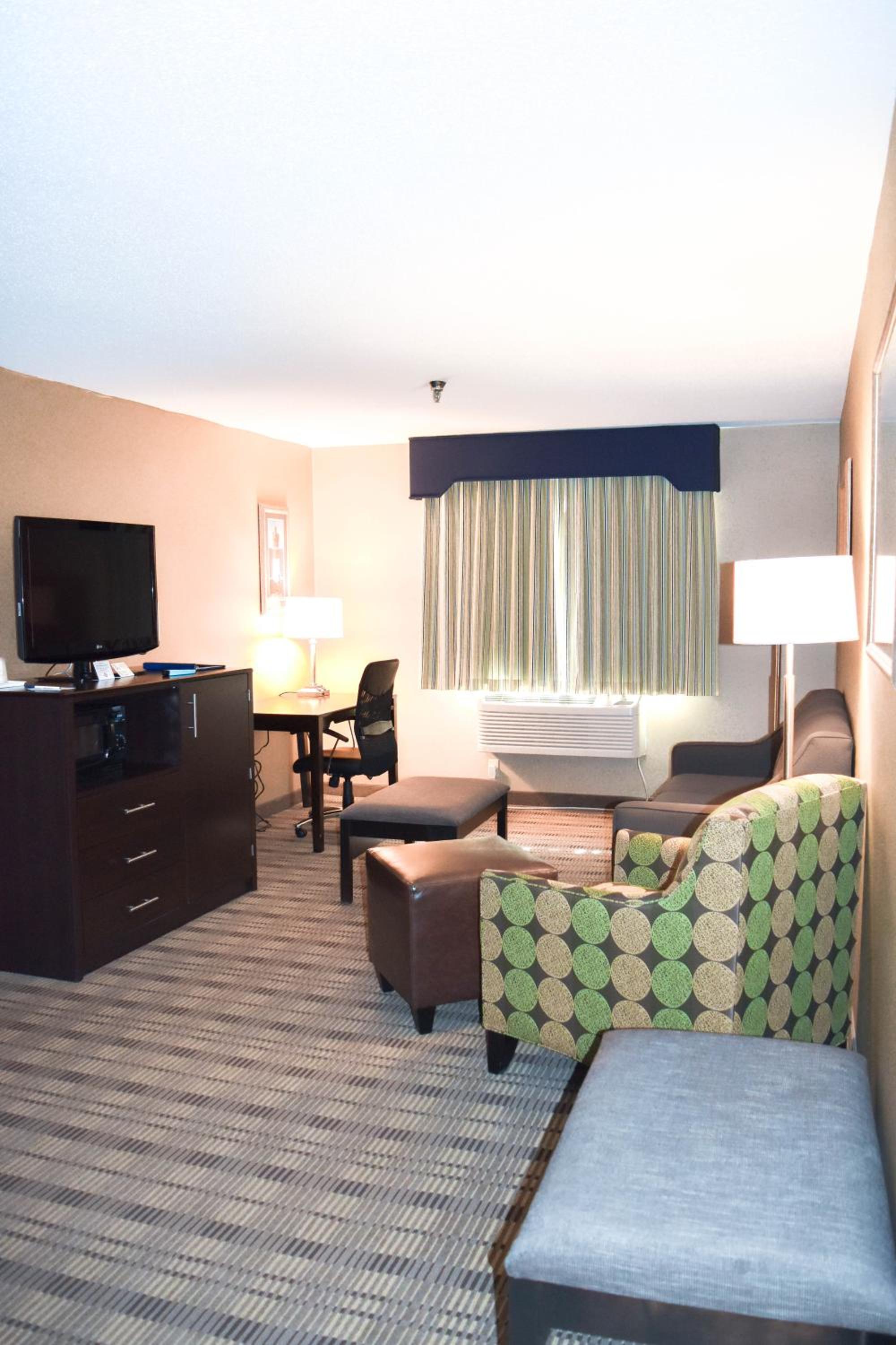Queen Suite with Two Queen Beds - Non-Smoking - Photo 16