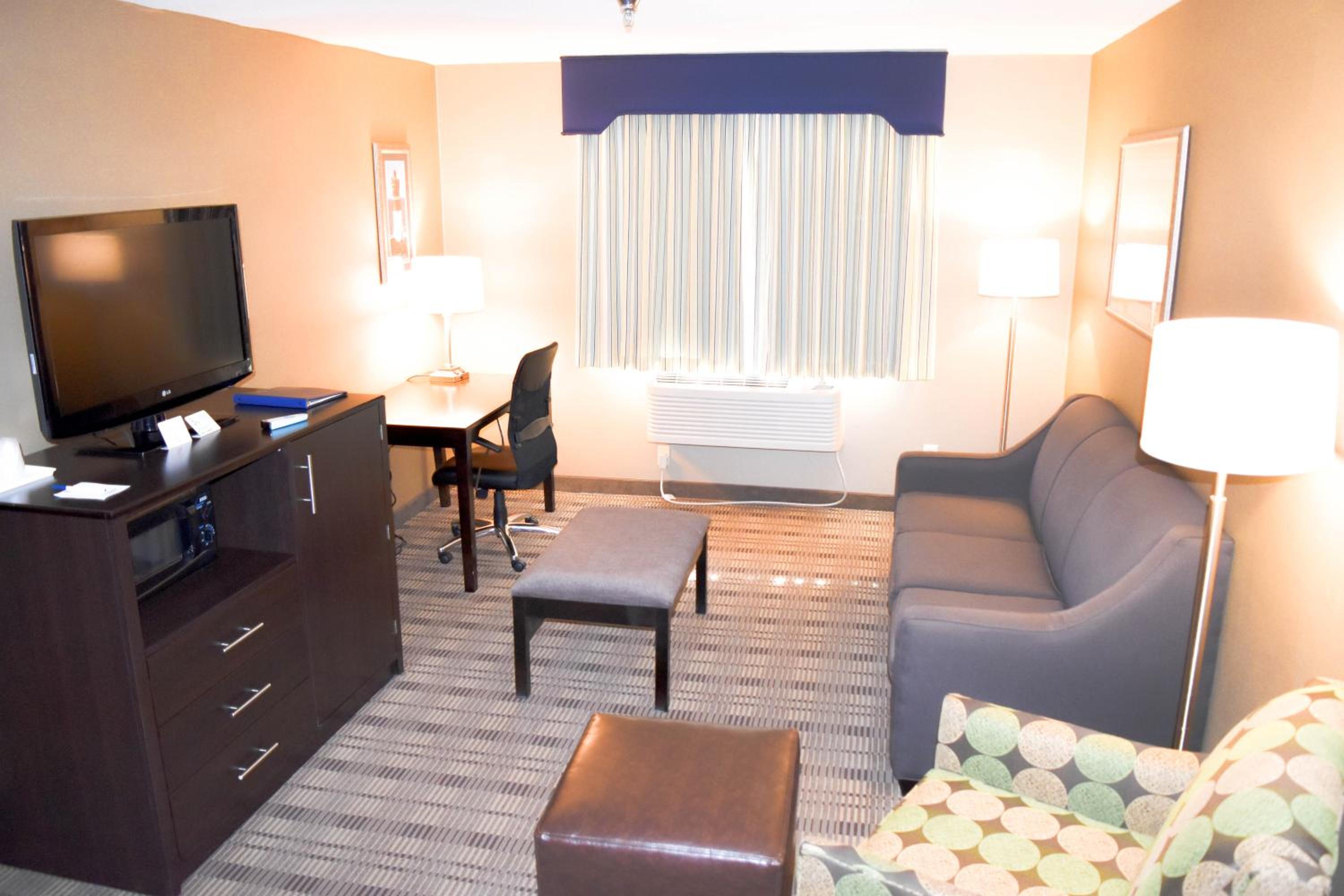 Queen Suite with Two Queen Beds - Non-Smoking - Photo 15