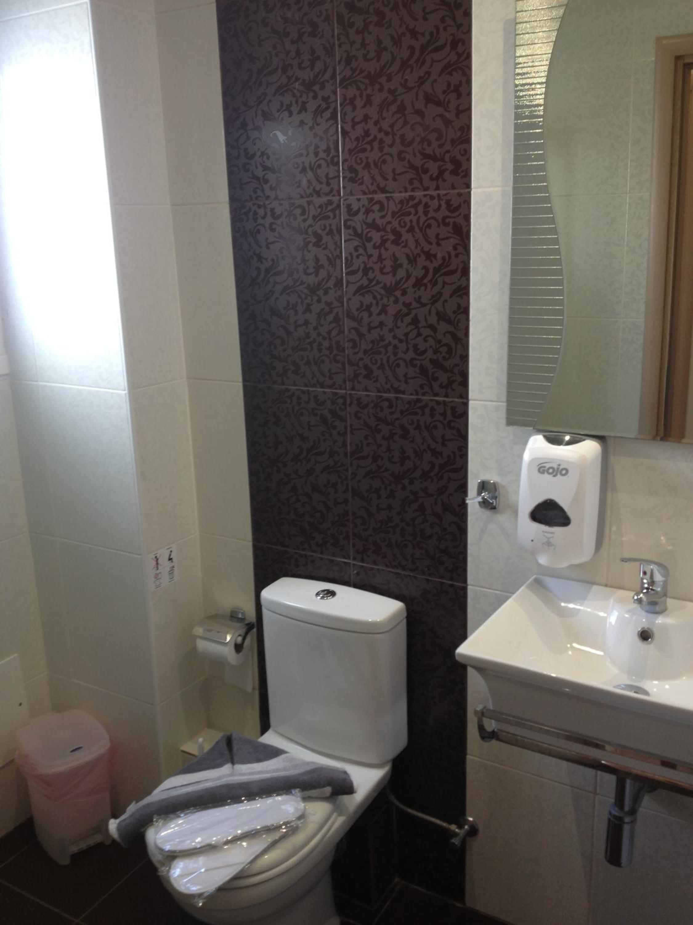 Double or Twin Room with Balcony - Photo 10