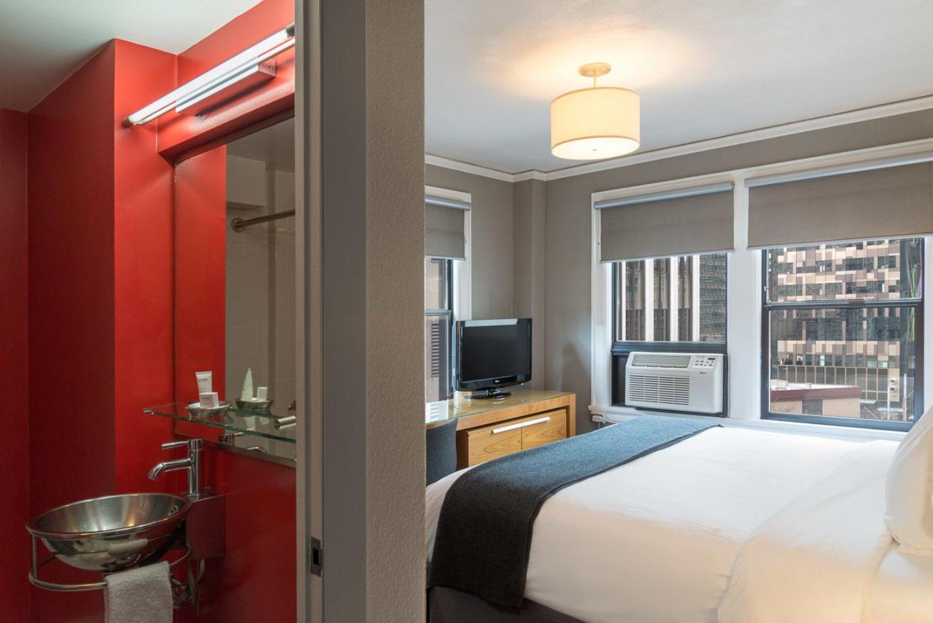 Modern King Room - Photo 4